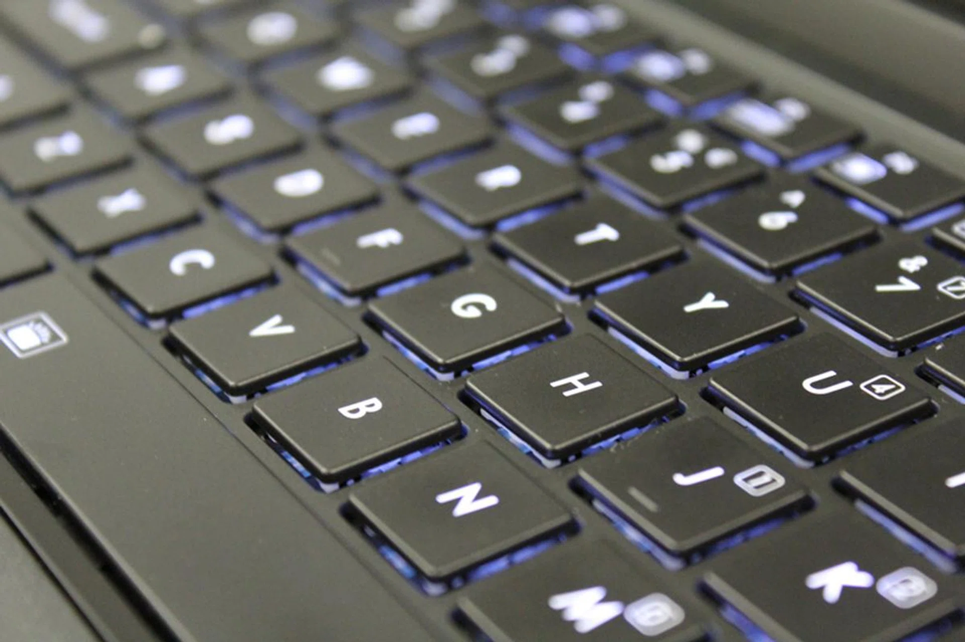 The shallow keyboard from the Aorus X7 Pro also makes an unwelcome return on the X3 Plus V3.