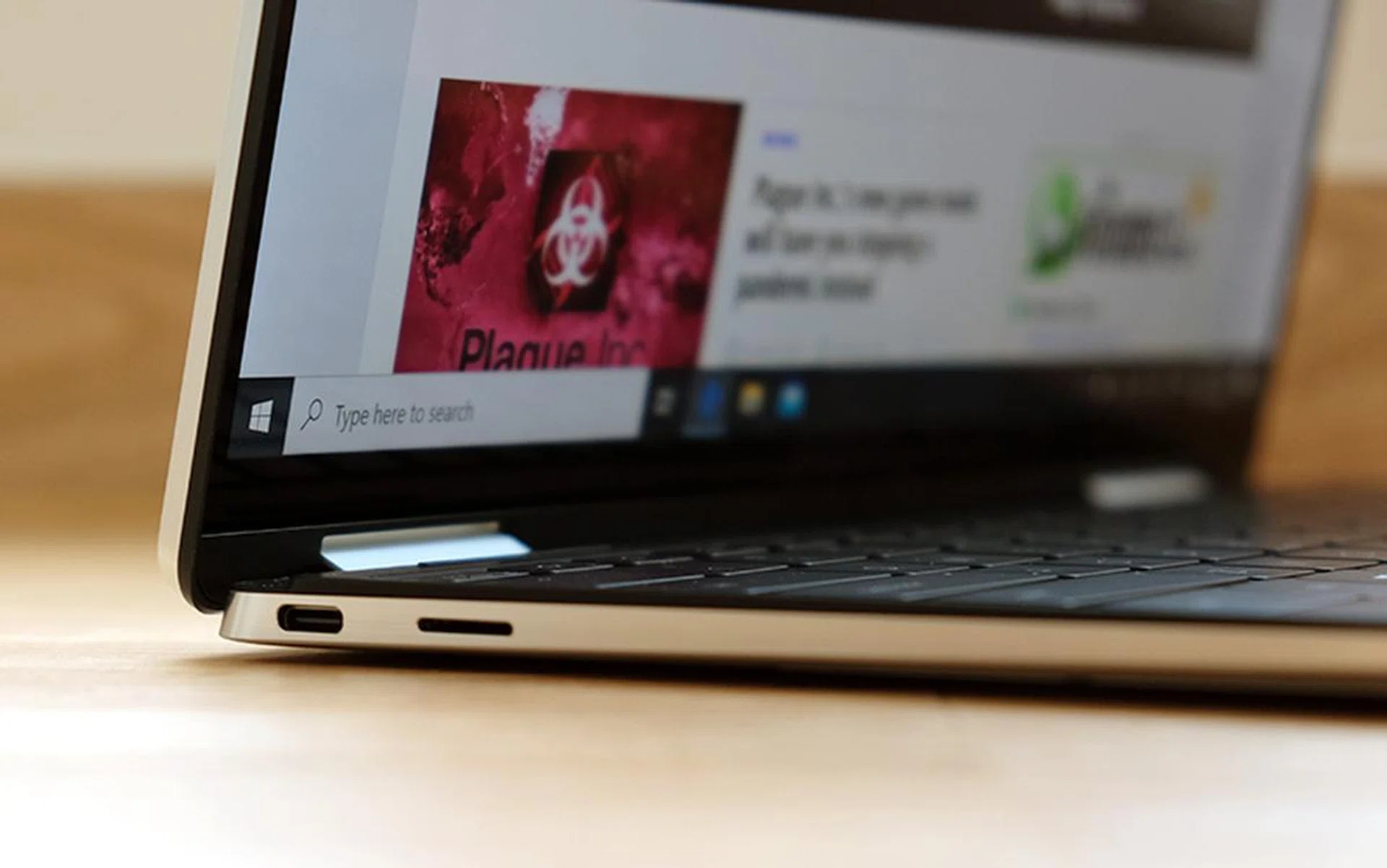 There's a single USB-C Thunderbolt 3 port on each side of the notebook. Here, we can see it next to the microSD card reader.