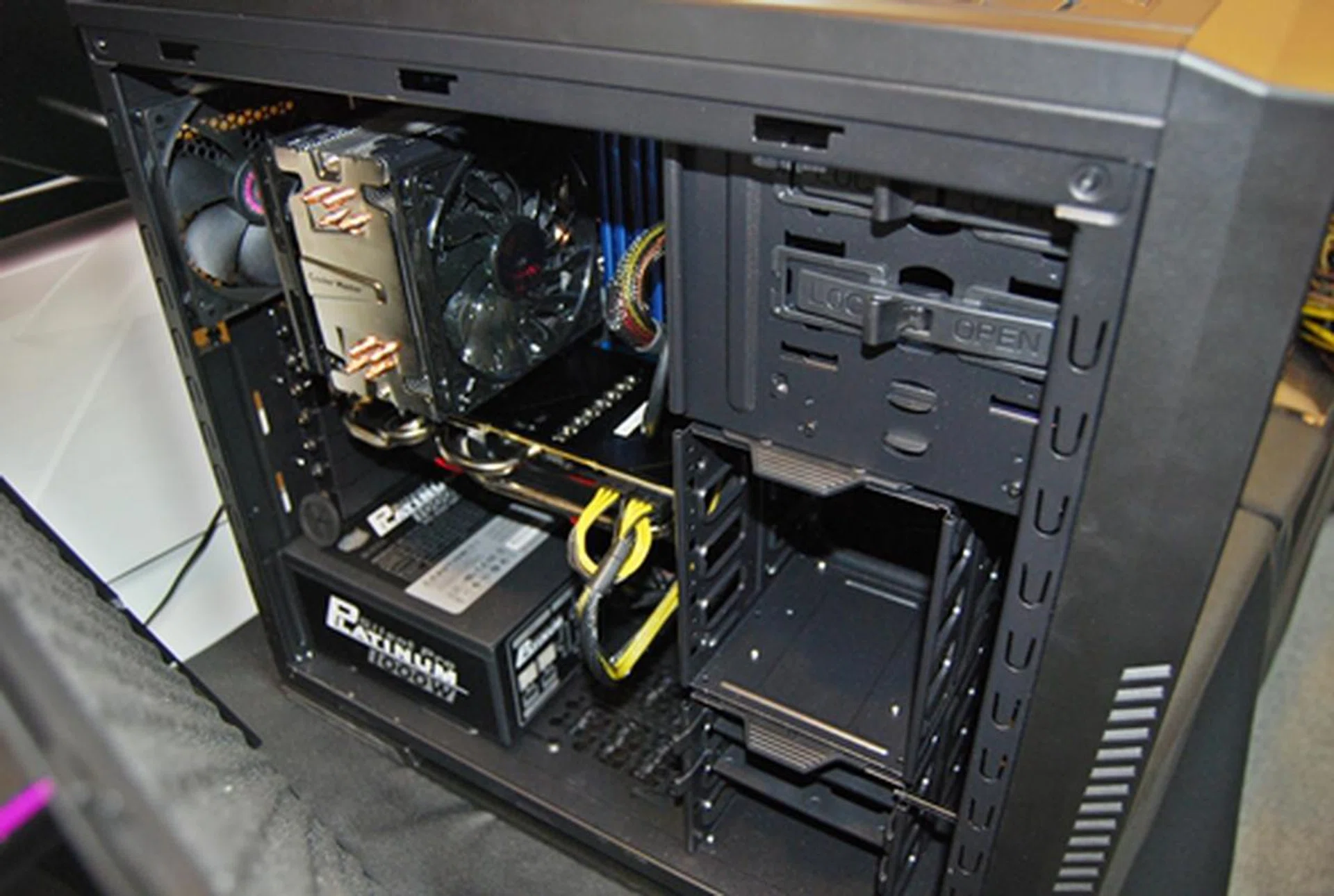 The internal features of the Silencio 650 look similar to the 550, noticed that the detached side panel with the sound-dampening sponge.