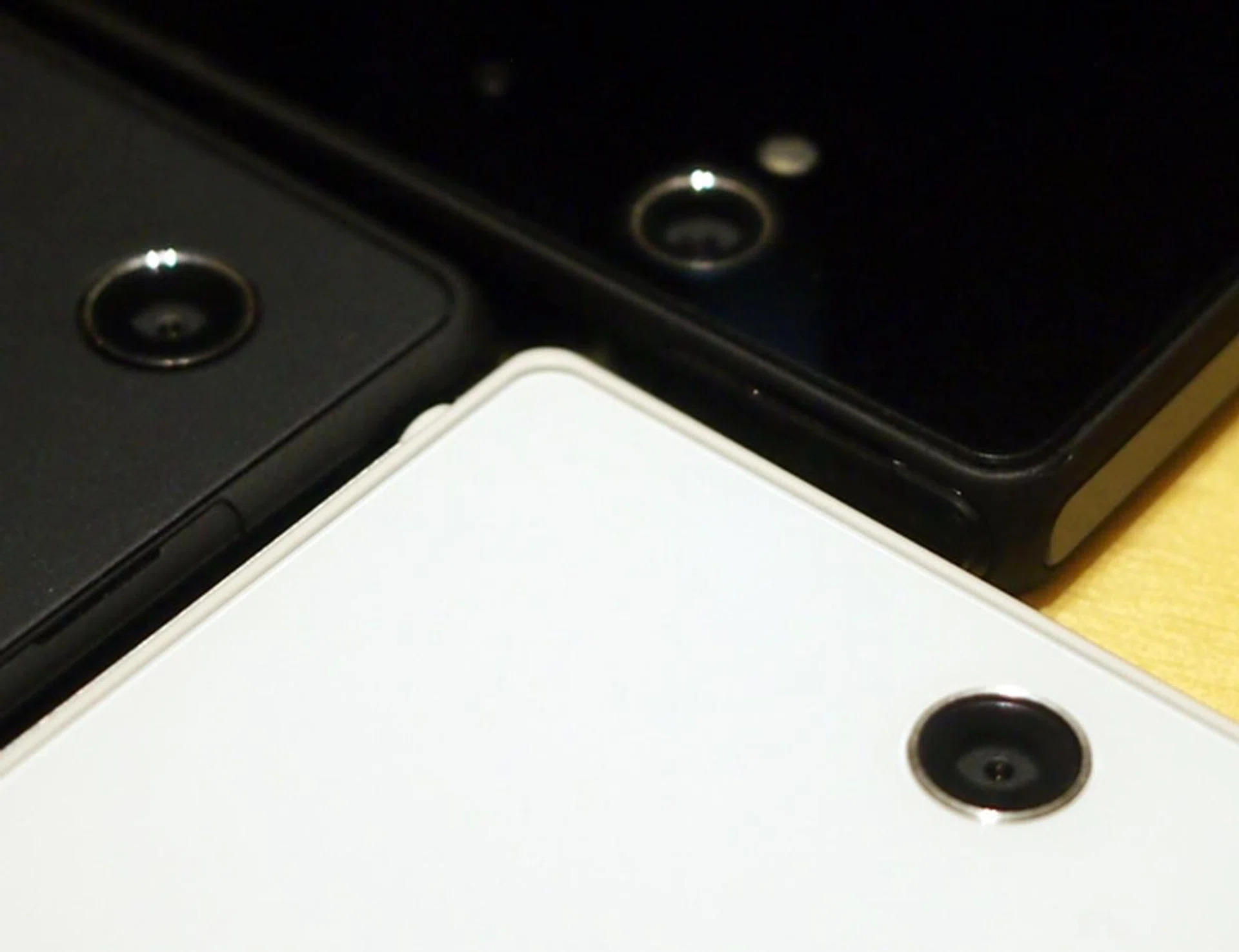 The Sony Xperia Z Ultra (white) does not come with a LED flash unlike the Xperia Z (top). We wonder how the absence of a flash is going to affect the quality of photos taken under low light conditions. Stay tuned for that answer in a future review.