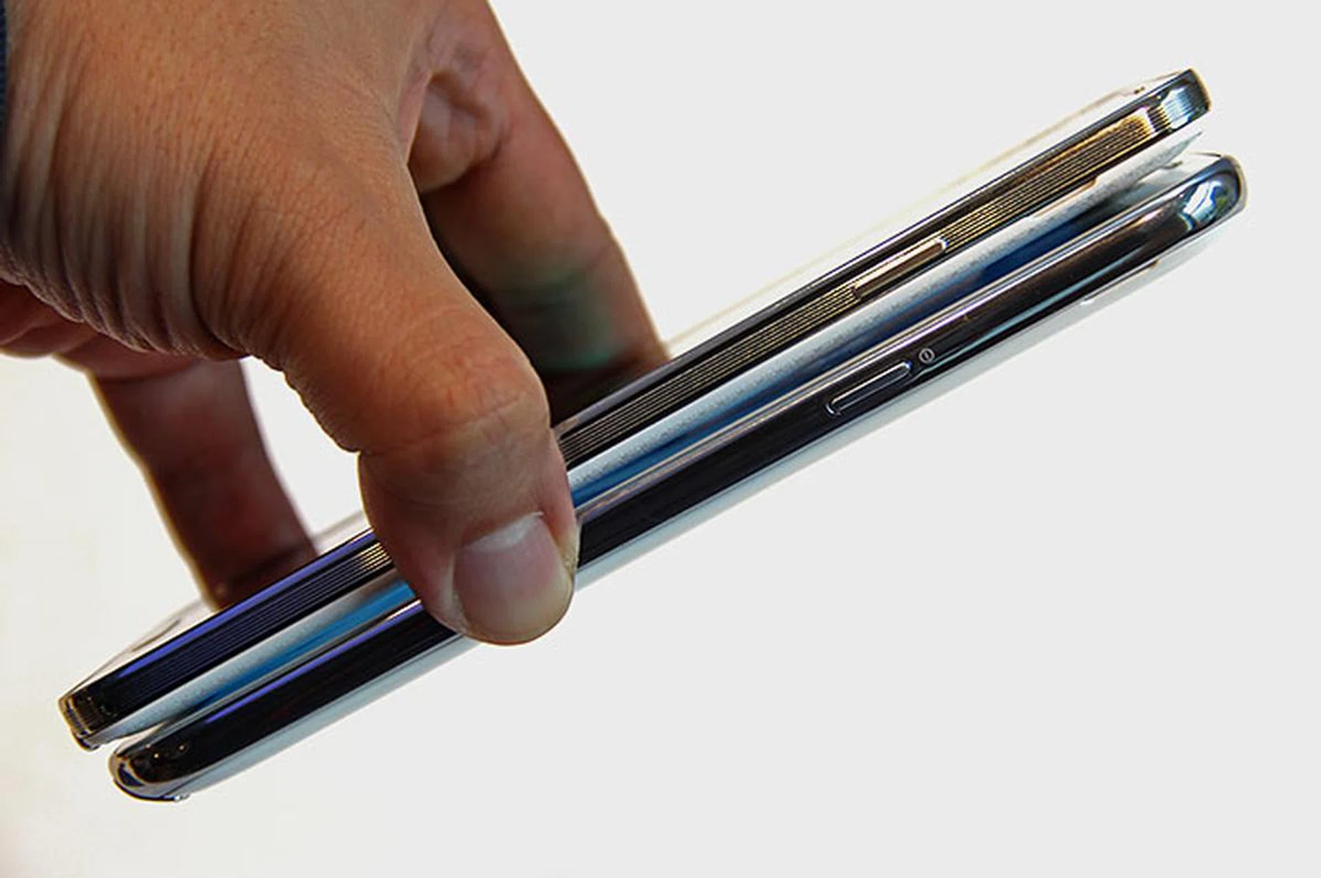 Samsung refines the sides of the Galaxy Note 3 (top) to make them look more premium compared to the Galaxy Note 2 (bottom).