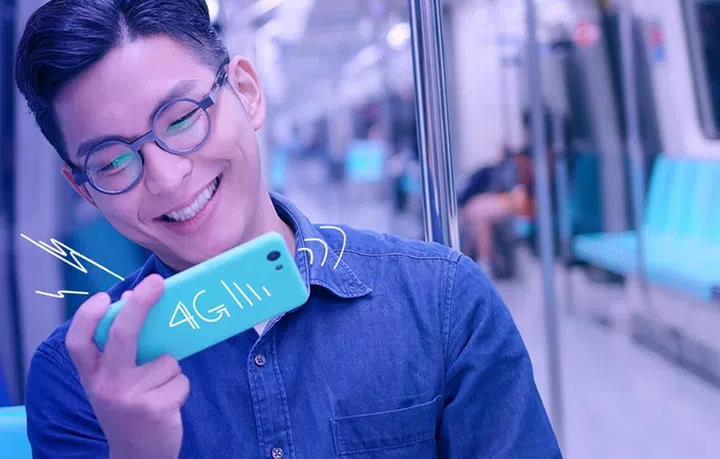 While this makes a decent promotional banner for data plans, we don't recommend smiling to yourself this way on public transport.