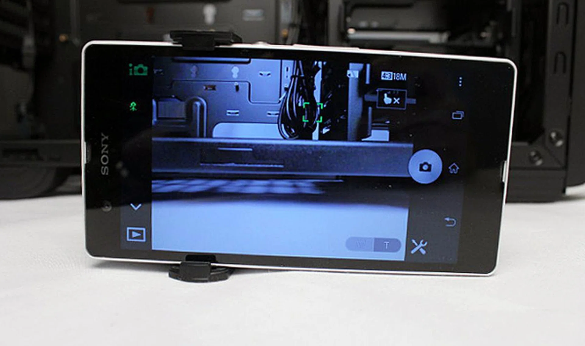 You will get the usual green box when the camera manages to lock focus, but there were a few times the QX10 refused to focus on a spot we tapped on the screen. 