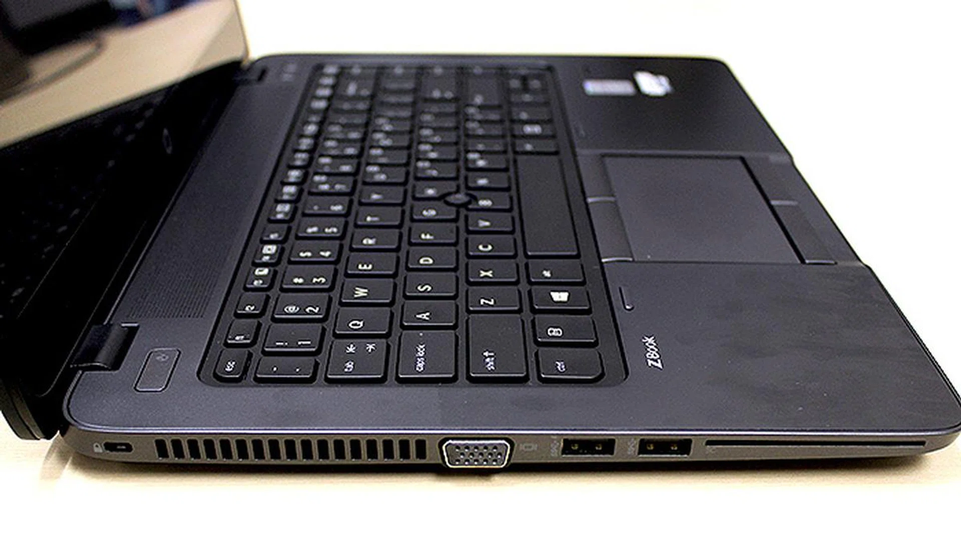 From left to right: Kensington lock, exhaust vent, VGA output, two USB 3.0 ports and Smart Card reader. 
