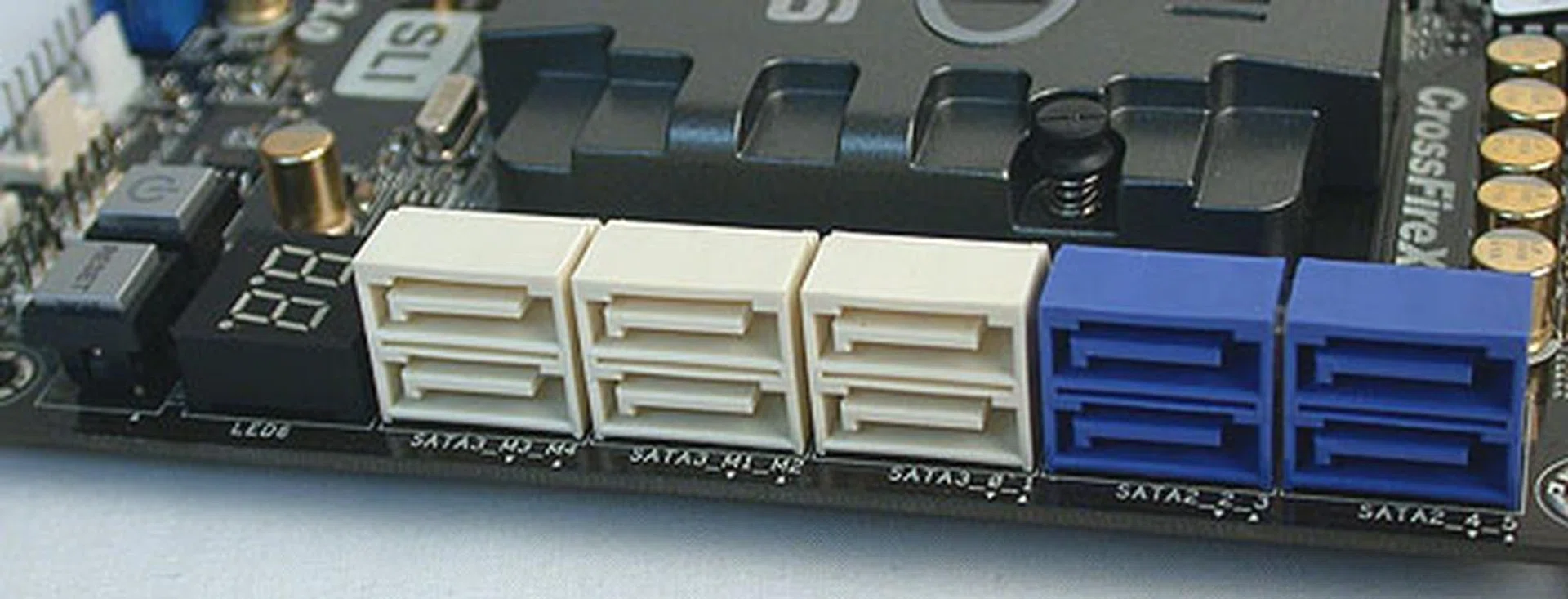 There's no lack of SATA 6Gbps ports here (in white) as thanks to a Marvell controller, they even outnumber the SATA 3Gbps ports. 