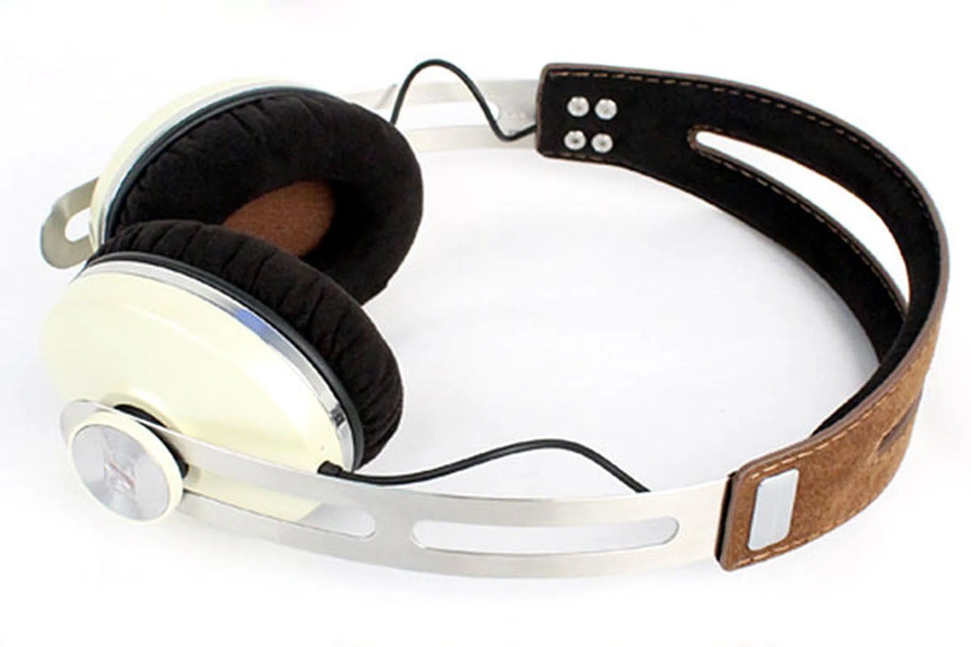 The headband and ear pads are covered with super-soft Alcantara material. Adjusting the ear cups is easily, thanks to the mobile ball joints in the sliders.  