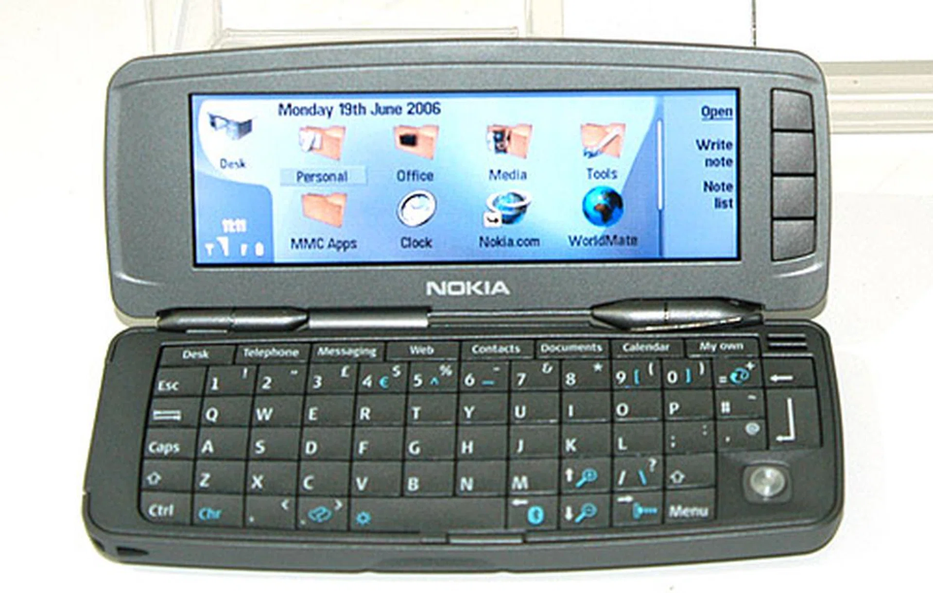 The 9300i's qwerty keyboard in full glory.