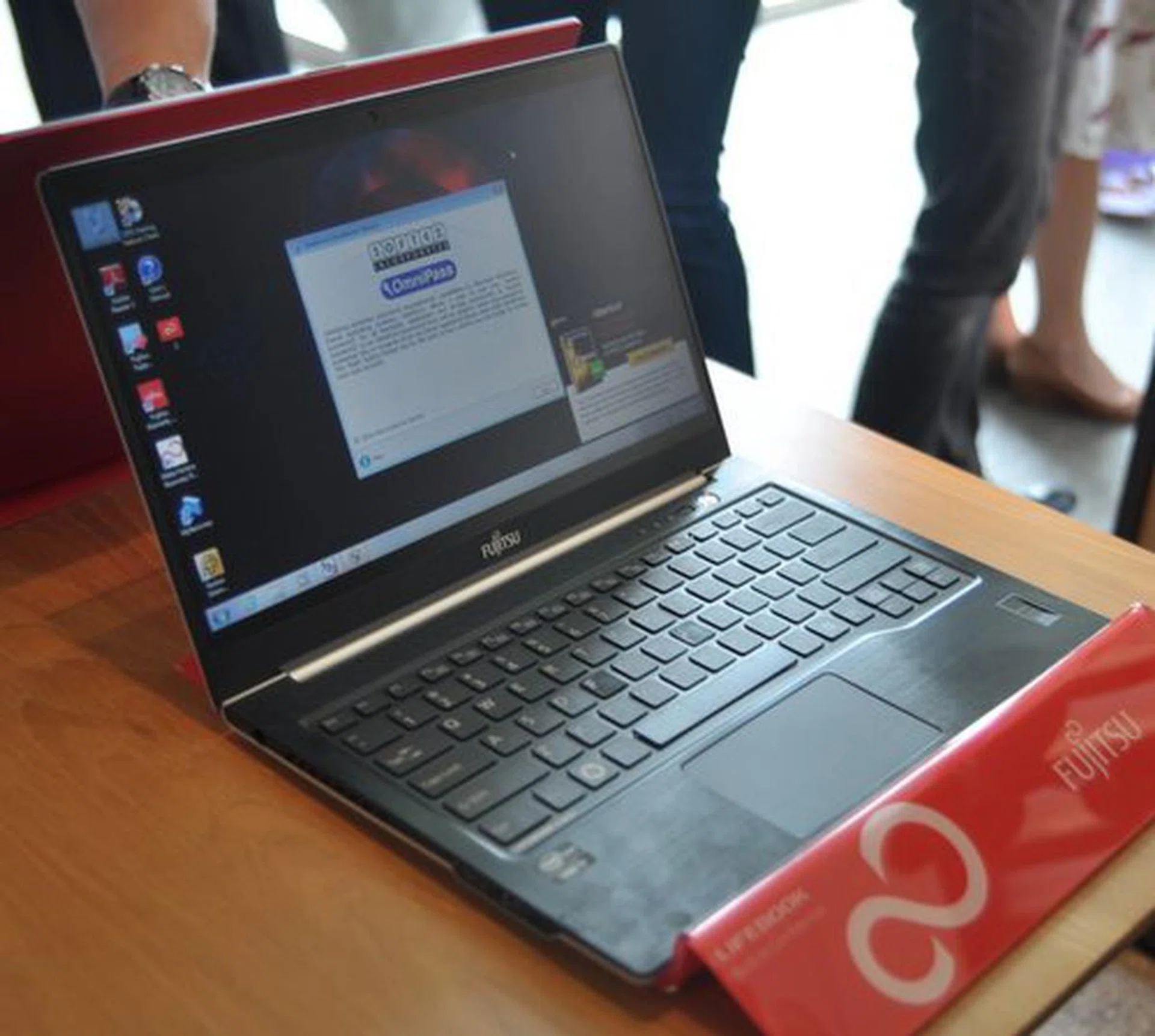 The Fujitsu U772 is a 14-inch notebook in a 13-inch Ultrabook body -- evident from the very tiny bezel surrounding the screen. 