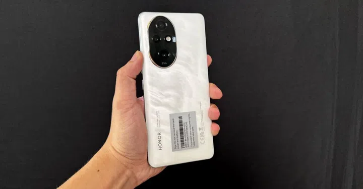 Honor 200 Pro in Moonlight White. Note also the sizeable camera bump. (Photo: HWZ, click to view a larger image)