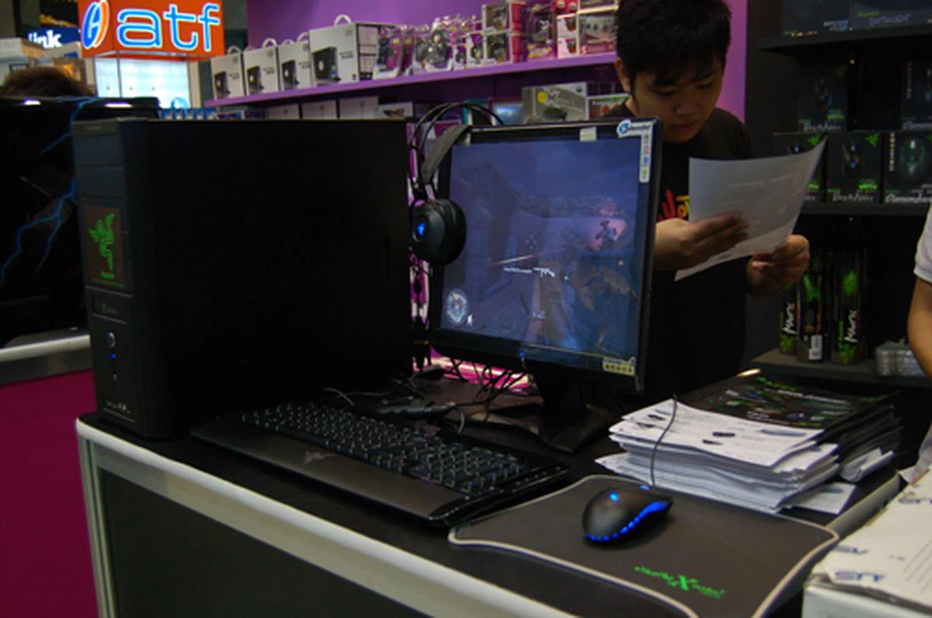  Pictured here is the Razer Diamondback 3G for $79 and the Razer Tarantula at $169 with free gift. Other Razer products like the Deathadder, the Krait and the Diamondback are also available and they come with a free Razer Mantis with purchase.  