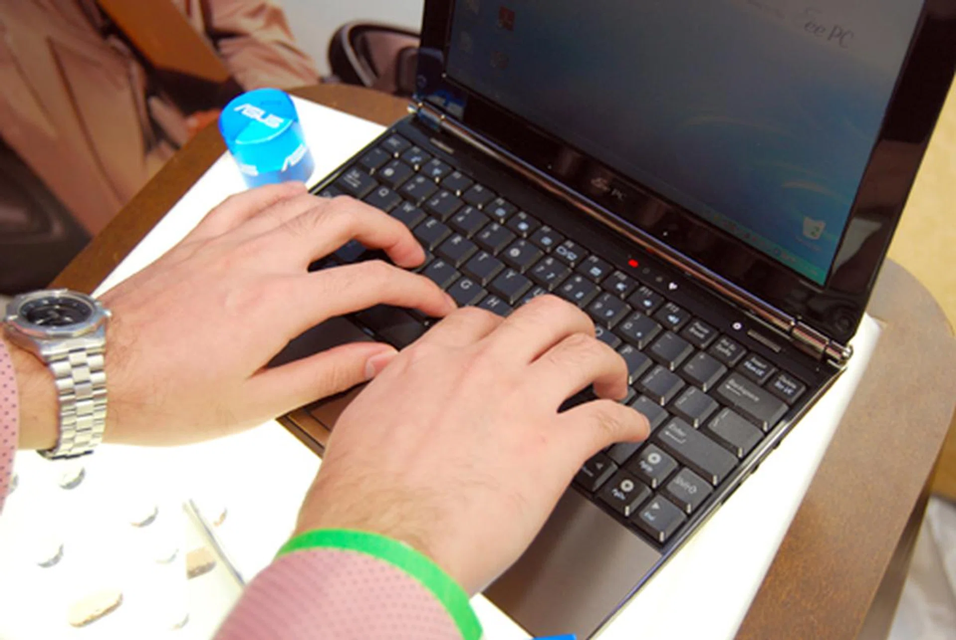  A 10.2-inch netbook does have its advantage, as the keyboard experience comes close to the normal full QWERTY keyboard that is used on most notebooks.  