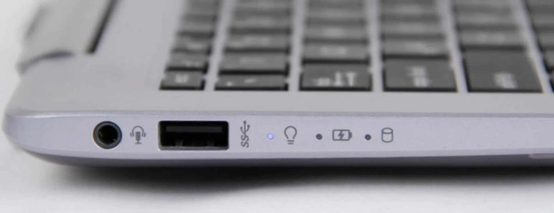 The audio combo jack, USB 3.0 port, and its status LEDs are found on the left of the machine. However, we don't expect users to often check the status LEDs if they are located on the left of the machine. Why wasn't it placed in plain view above the keyboard or at front edge defies reasoning for its existence in the first place.