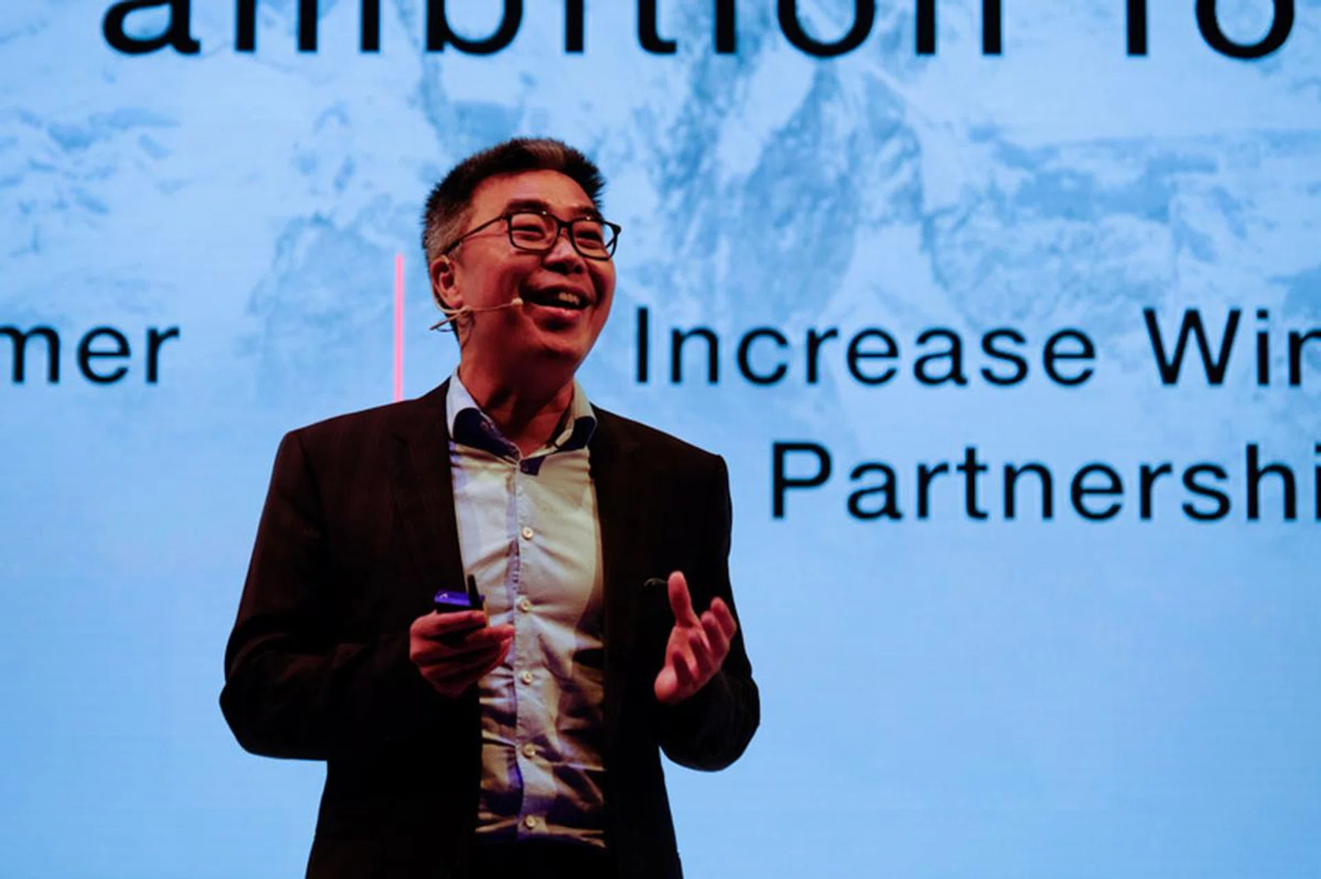 Mr Peter Tong, President of Huawei Consumer Business Group Southern Pacific Region, takes the stage to share the latest developments with Huawei's B2C business.