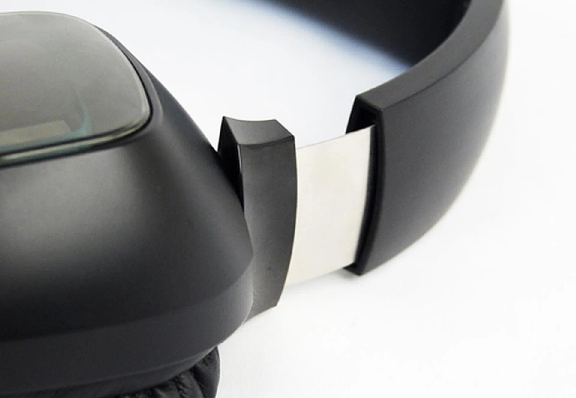As to be expected, the headband is adjustable. On the whole the build quality of the headphones is quite stable and sturdy.