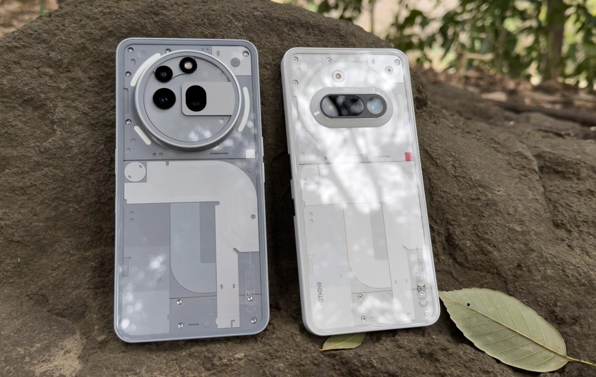 Left to right: Nothing Phone (3a) Pro, Phone (3a). Photo: HWZ.