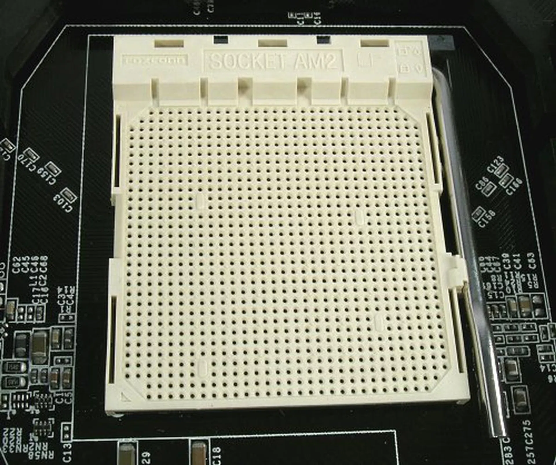 The new Socket AM2 looks similar to Socket 940 from afar and uses the same locking mechanism, but the locations of the notches are different so one cannot mistakenly insert a Socket 940 CPU into the Socket AM2.