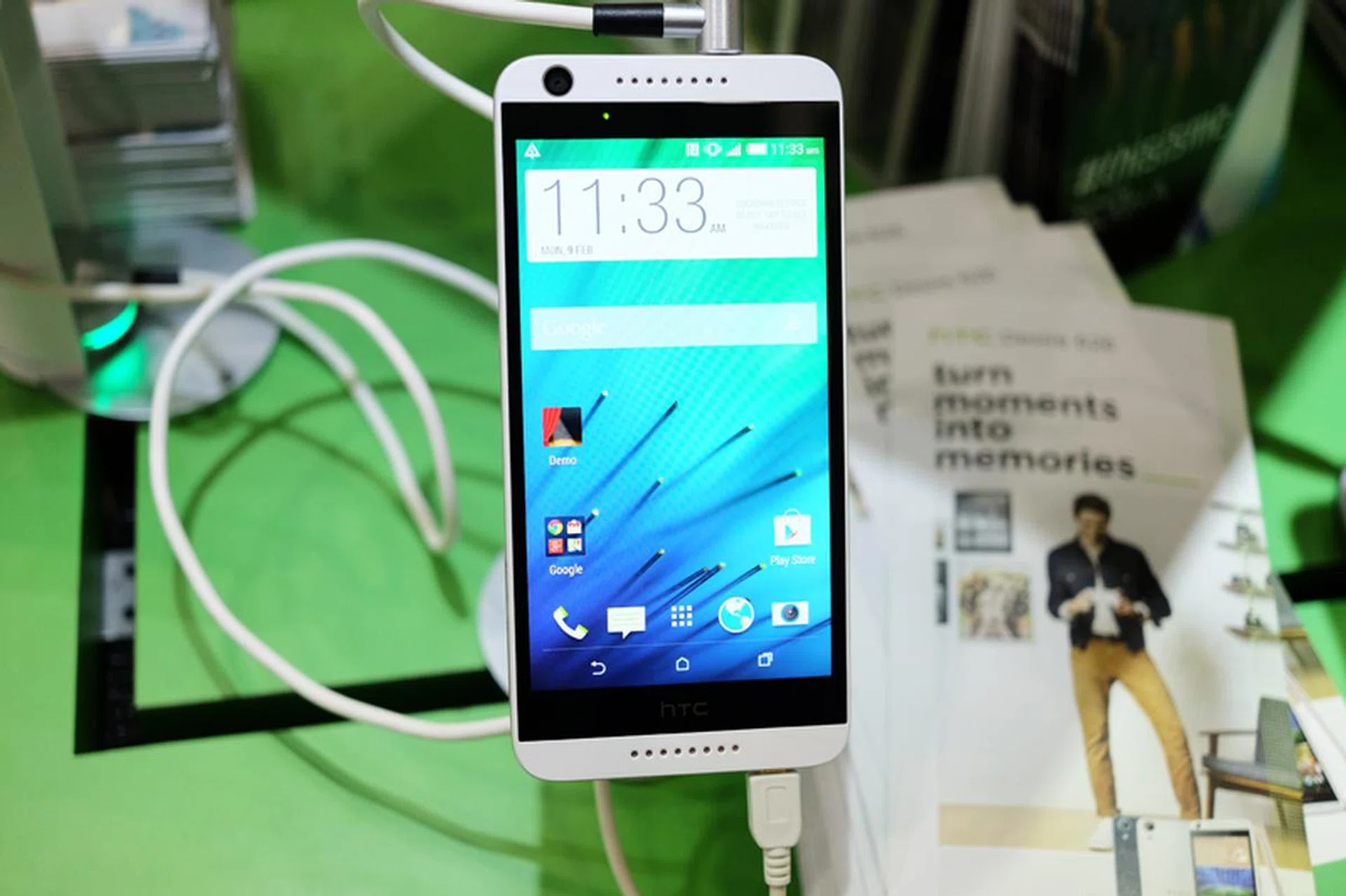 Sign up or recontract on a StarHub 4G 3 plan at $42.90/month (3GB data, 150 mins, 1,000 SMS/MMS) and pick up the dual SIM HTC Desire 826 for just $69 (usual price: $169)