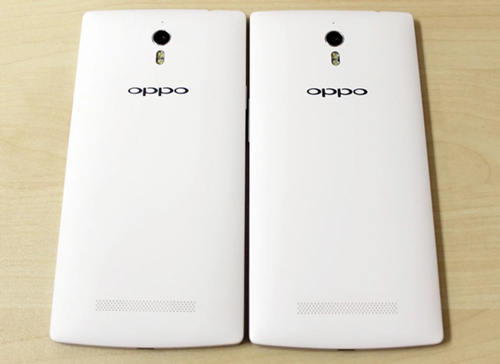 The Oppo Find 7 series look very dashing in white, but it may get dirtied easily.