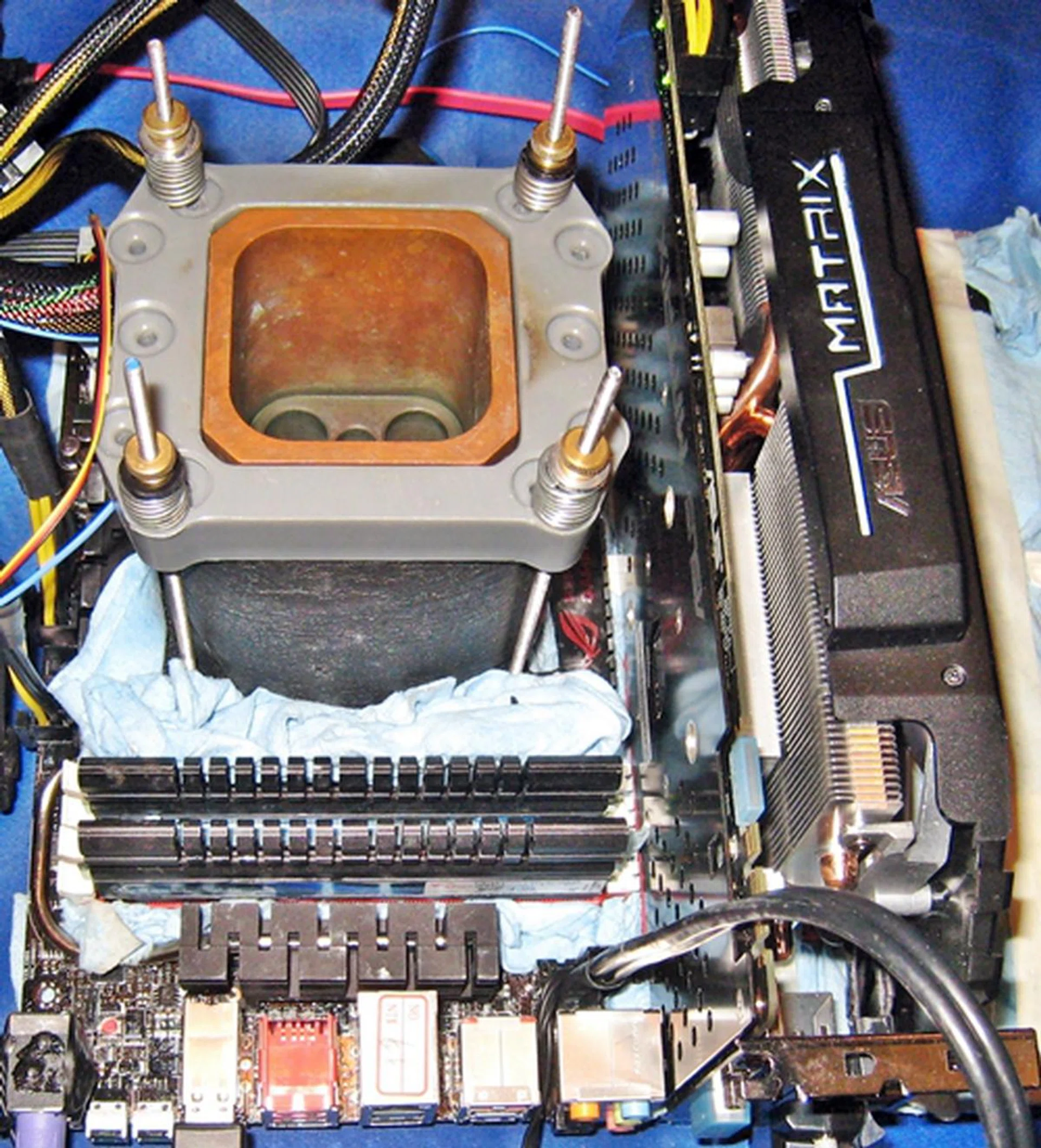 A liquid nitrogen cooled Rampage Extreme IV rig was used to show the Subzero Sense features of the board. It allows overclockers to monitor temperature of the PC components with a K-type thermocouple plugged into its Subzero Sense connector.