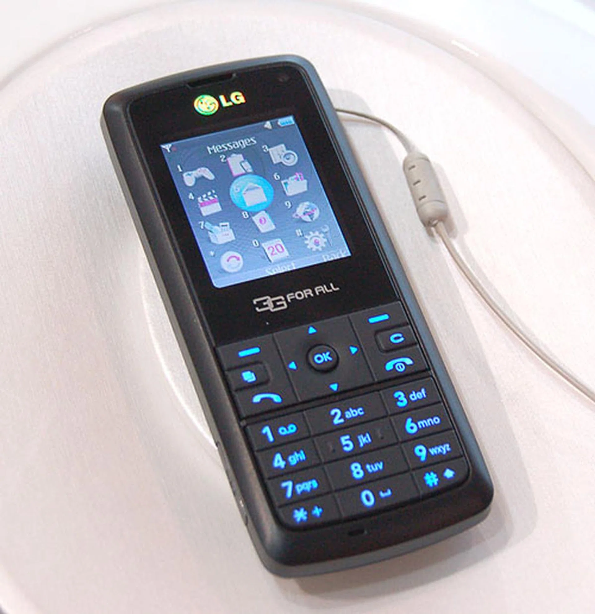  Chosen by the GSM Association for this year's '3G for All' campaign, this LG KU250 is a slim and versatile multimedia 3G phone. The 1.7-inch LCD display has a resolution of 176 x 220, and a 1.3-megapixel camera. Music formats supported include MP3, WMA and AAC. There's also built-in memory of 60MB while supporting MicroSD for expandable memory.  