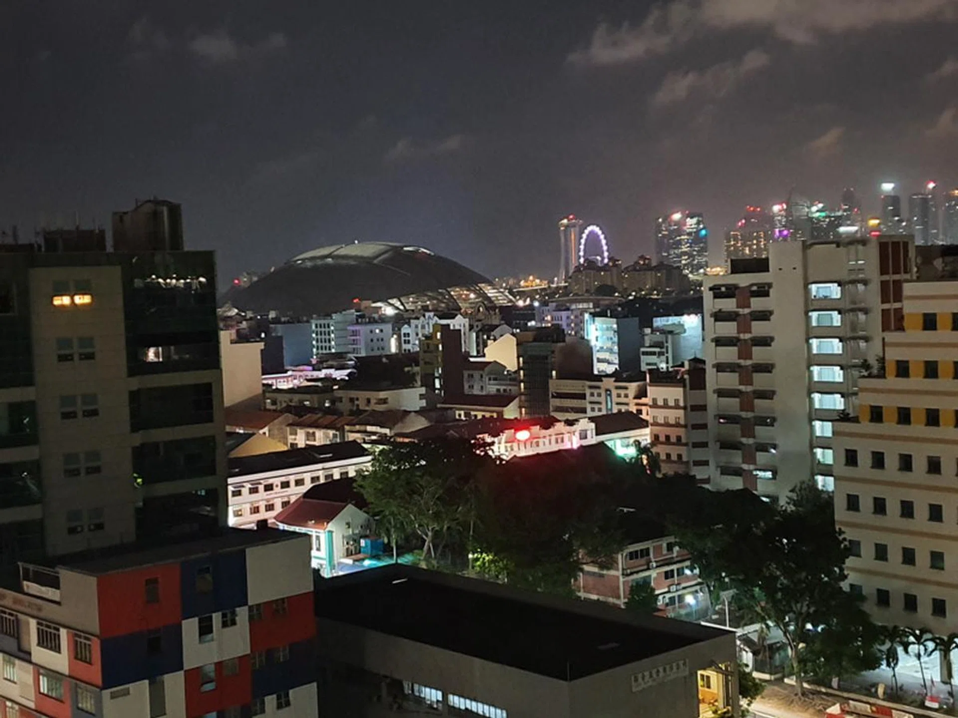 Galaxy Note10+ night capture in regular photo mode. (Click for full resolution image)