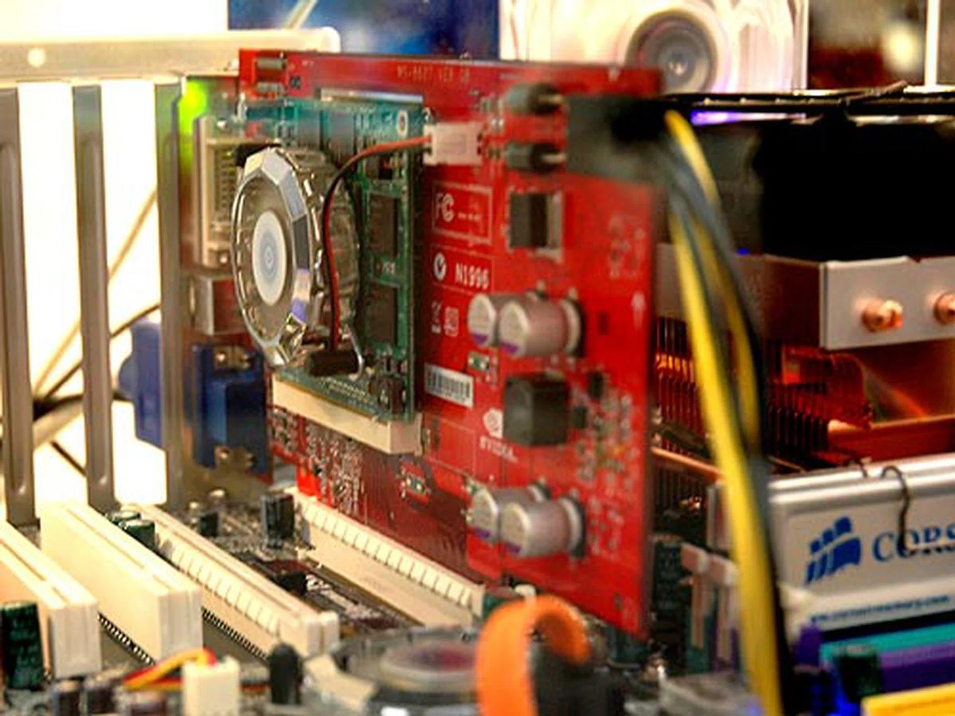 The new MSI Geminium-GO of a different design. Here, you'll see only one MXM card on the front side ...