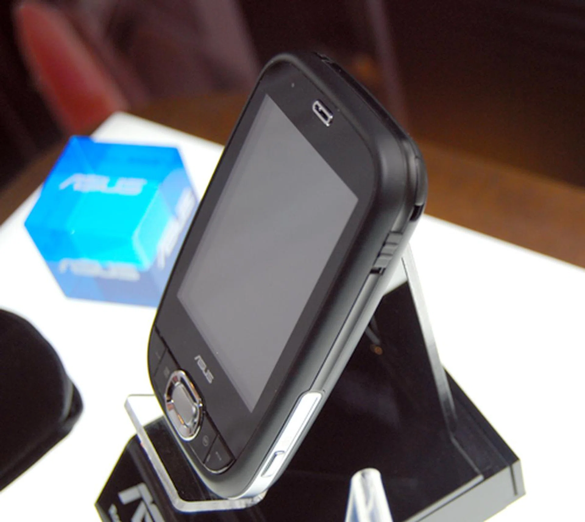  Like most other Windows Mobile devices, the P552w doesn't make the mistake of excluding the stylus, as you can see with the stylus holder located at the top right profile.  