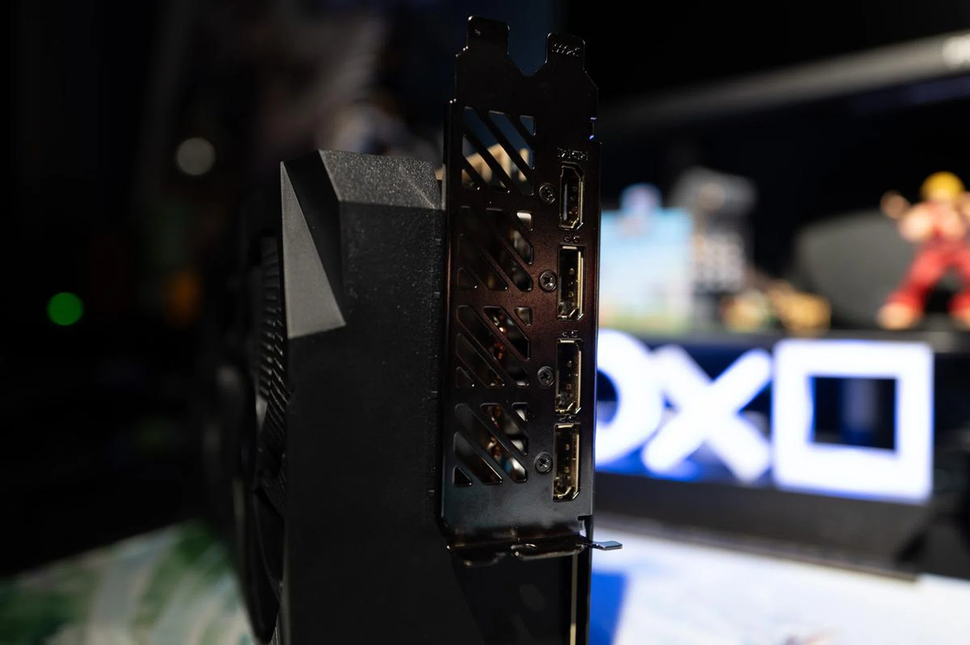 Just like the Founders Edition, the card does not feature the latest DIsplayPort or HDMI tech yet but that's ok.