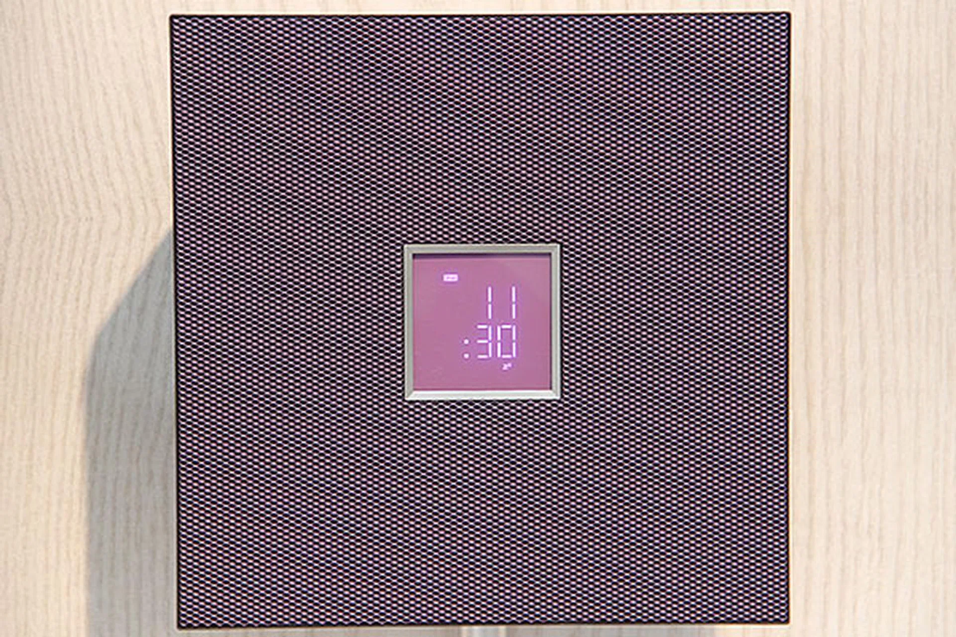 We've to say: this is one stylish digital clock. The B820 has an auto dimmer function that adjusts the brightness of the display to match the brightness of the room.