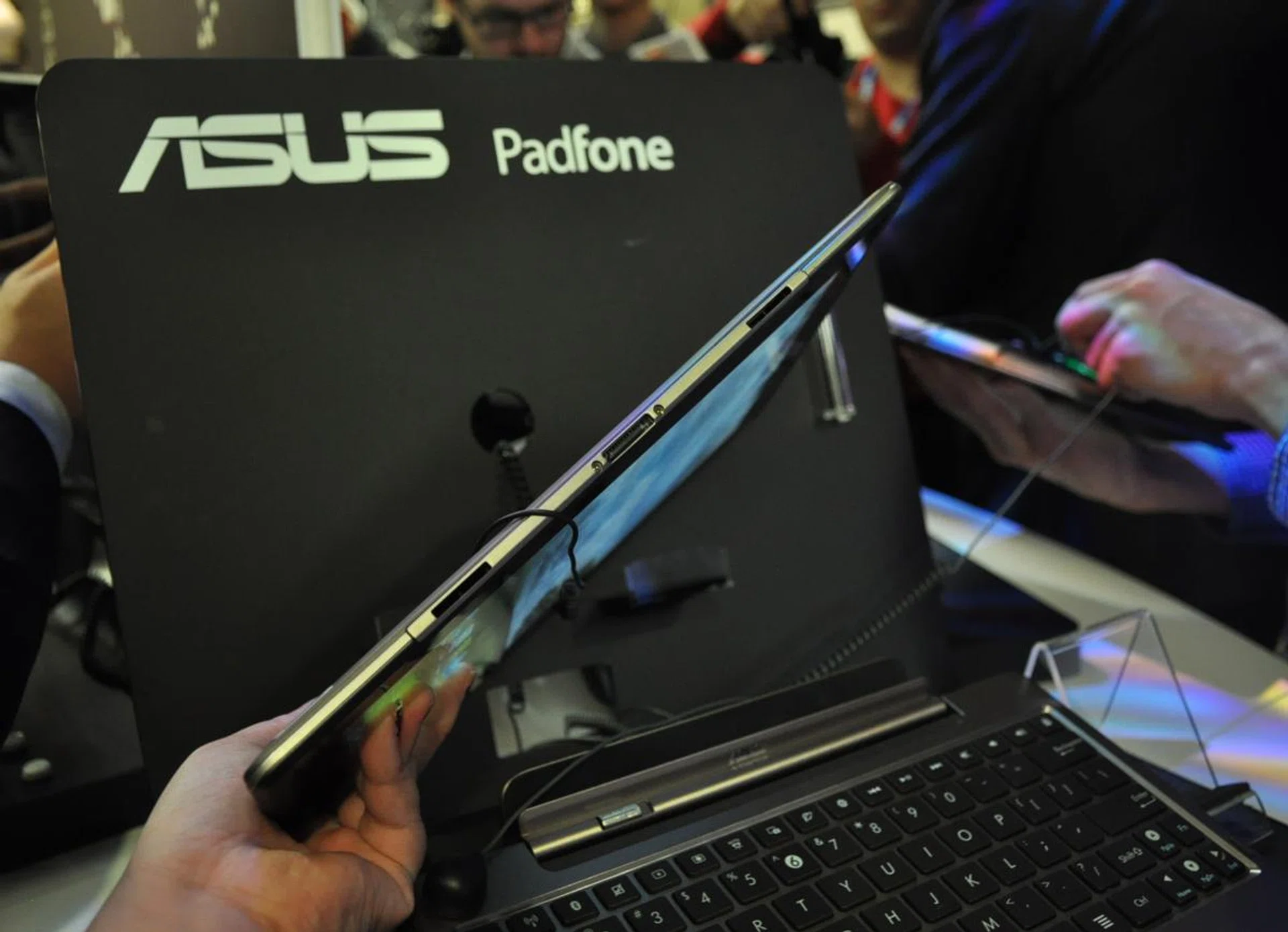The other optional accessory that users can get is the keyboard dock which will effectively transform the PadFone/PadFone Station into a netbook.