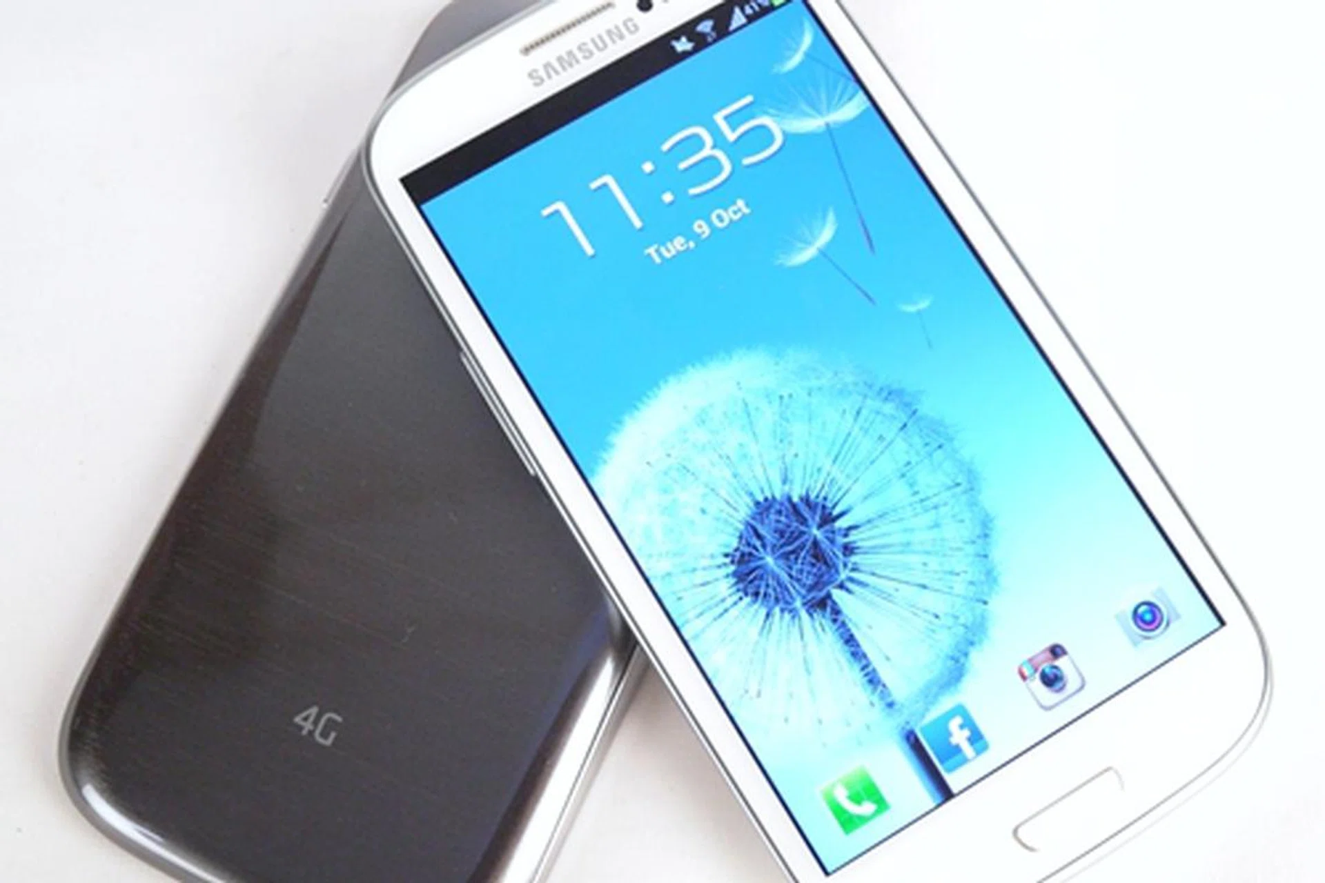 Both Samsung Galaxy S IIIs are identical save for the 4G marking on the LTE variant.  The Galaxy S III LTE is however, only available in Titanium Grey and Marble White in our region for now.