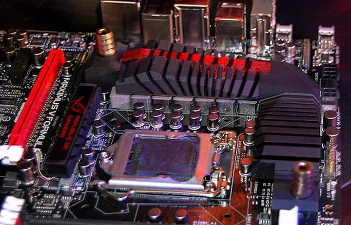Here's a close-up of the Fusion Thermo cooling block used on the power regulation components.