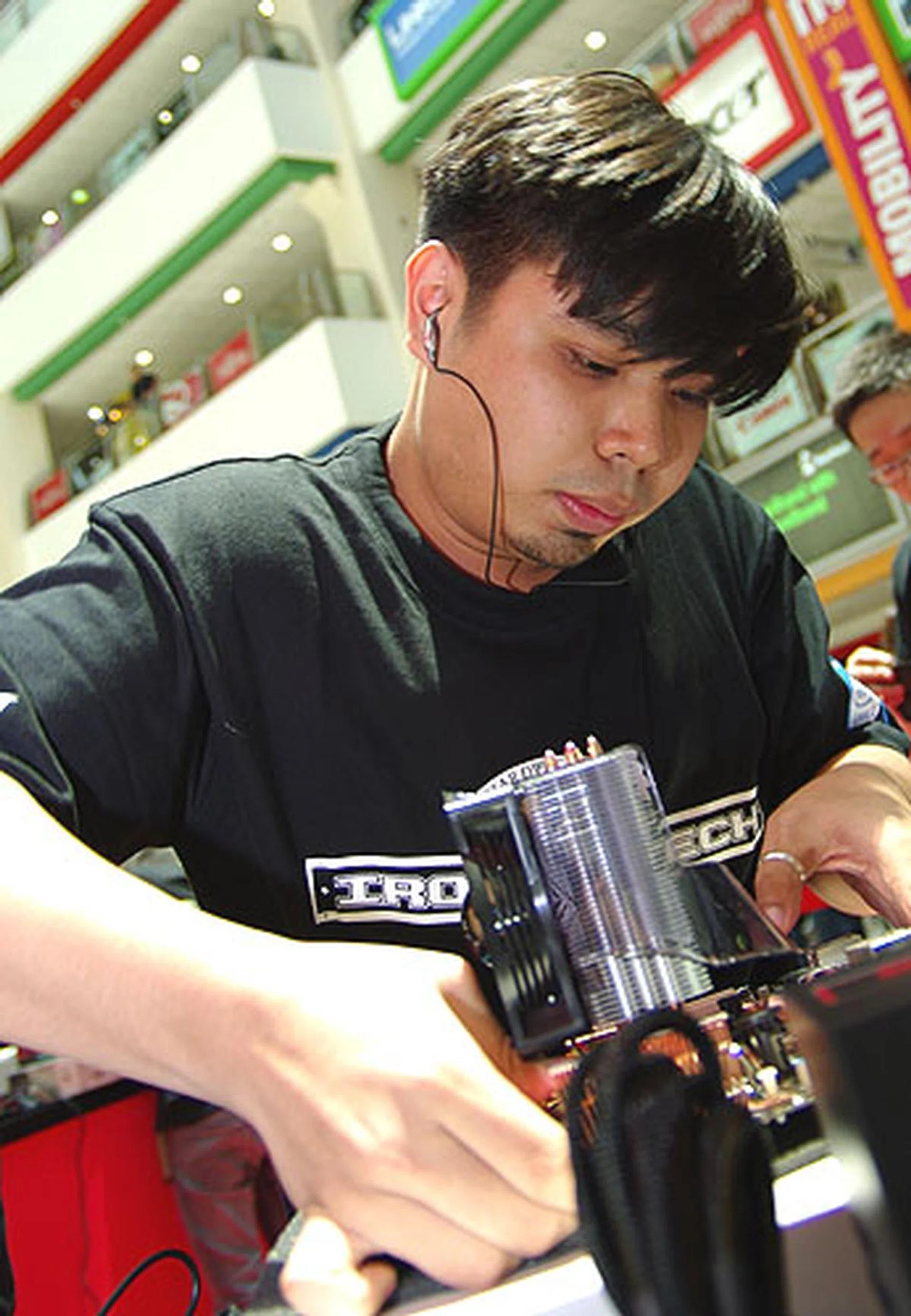  Gil Navarro from the Philippines seen here trying to mount the Cooler Master Hyper TX2 heatsink on his CPU.  