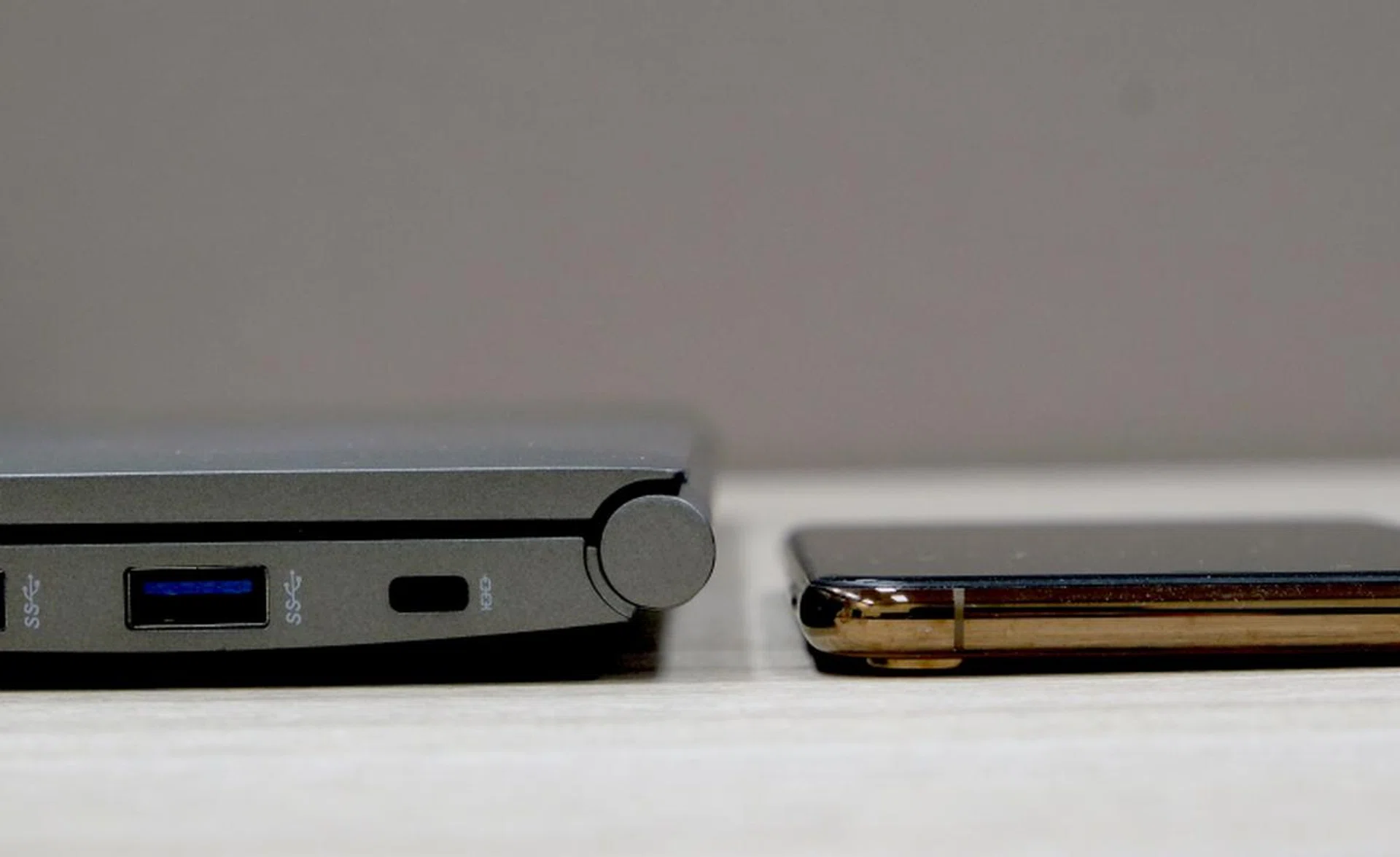 Here's the gram 17 (17.4mm) next to an iPhone XS Max (7.7mm).