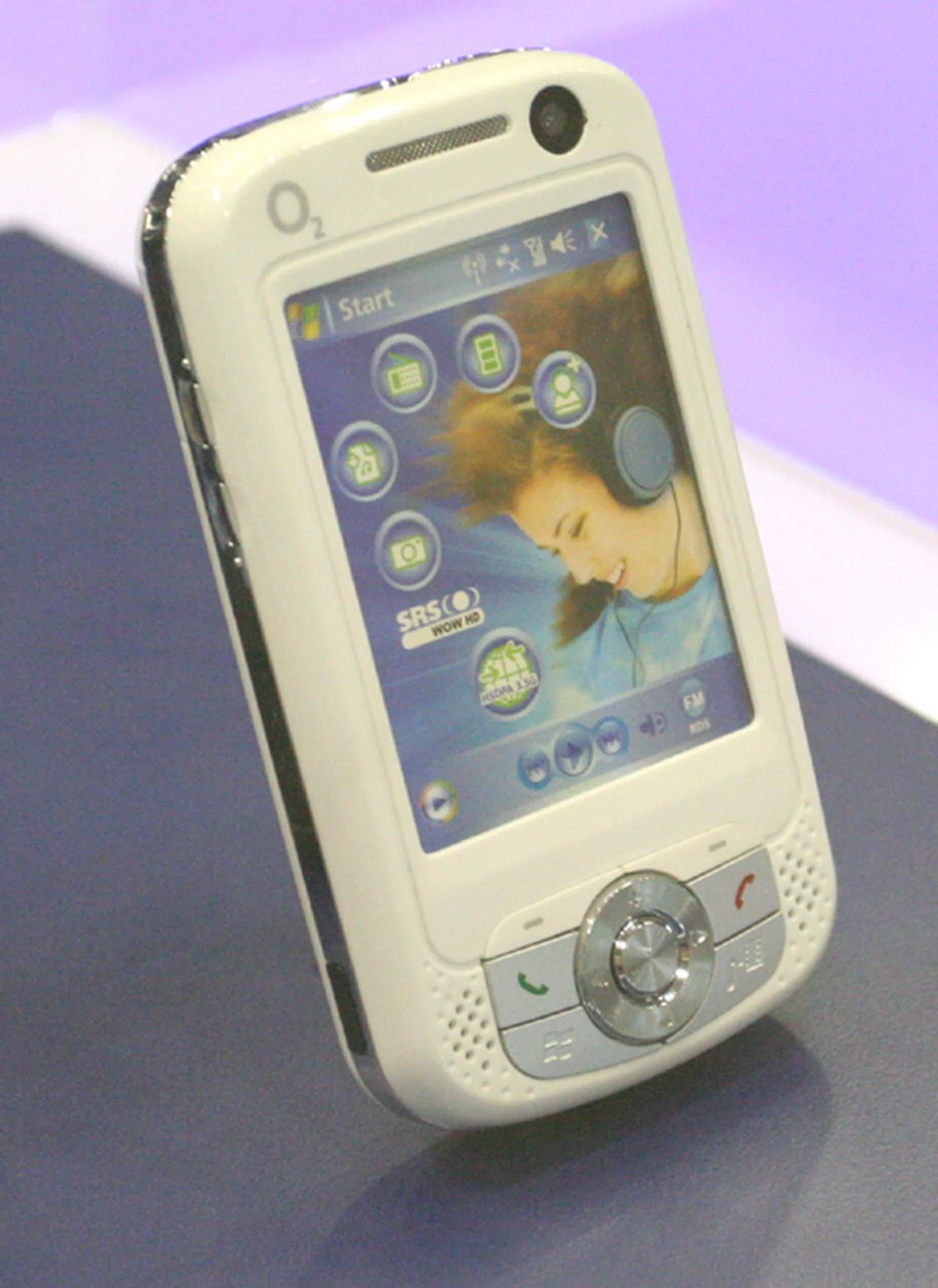  The O2 Atom Life Limited Edition makes it appearance felt at the O2 booth. Sporting a pure matted white color, it is safe from any smudge prints that constantly appears on its black sibling version.  