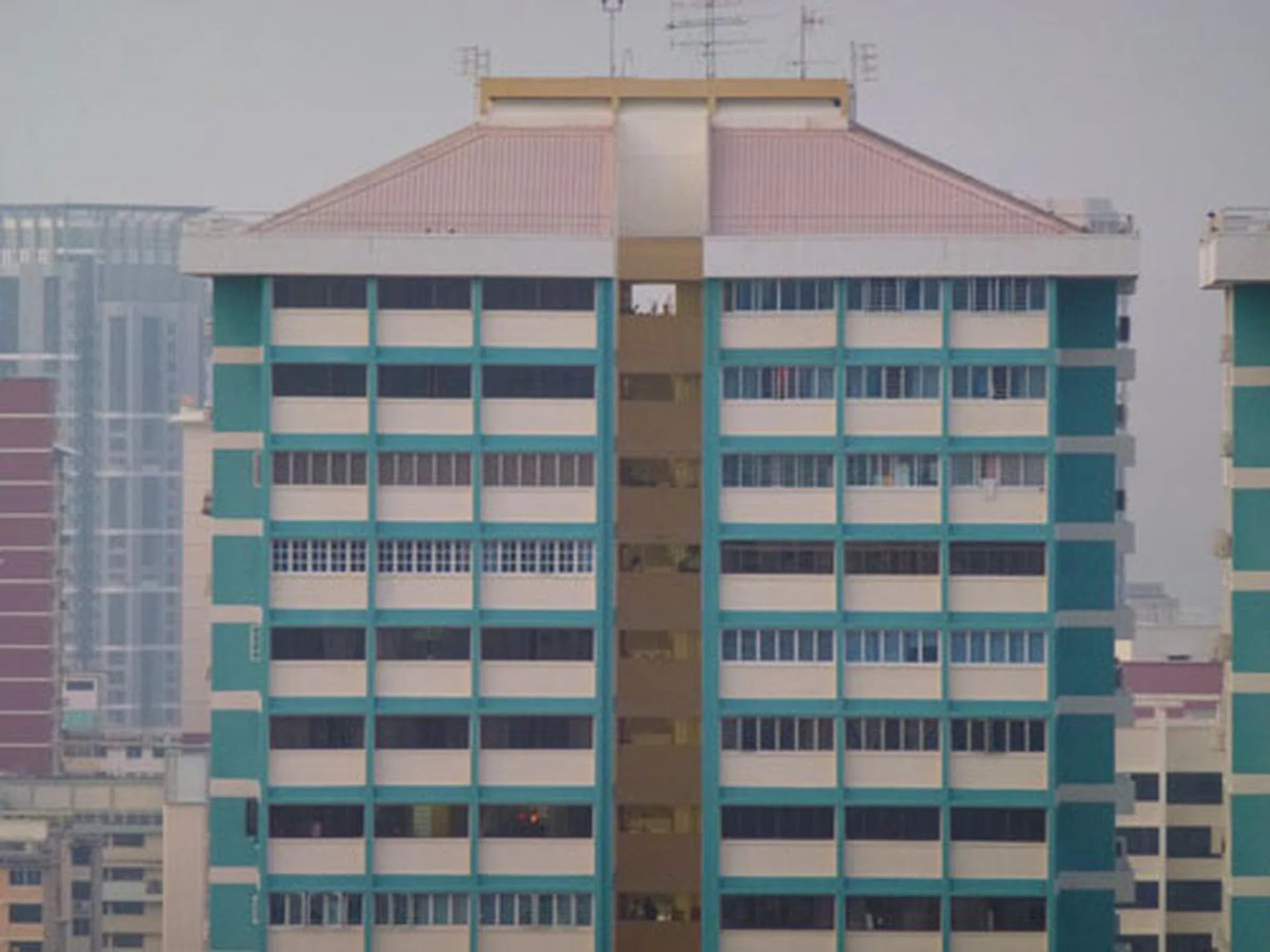 At the TZ20's maximum 16x optical zoom, a 35mm equivalent of 384mm.