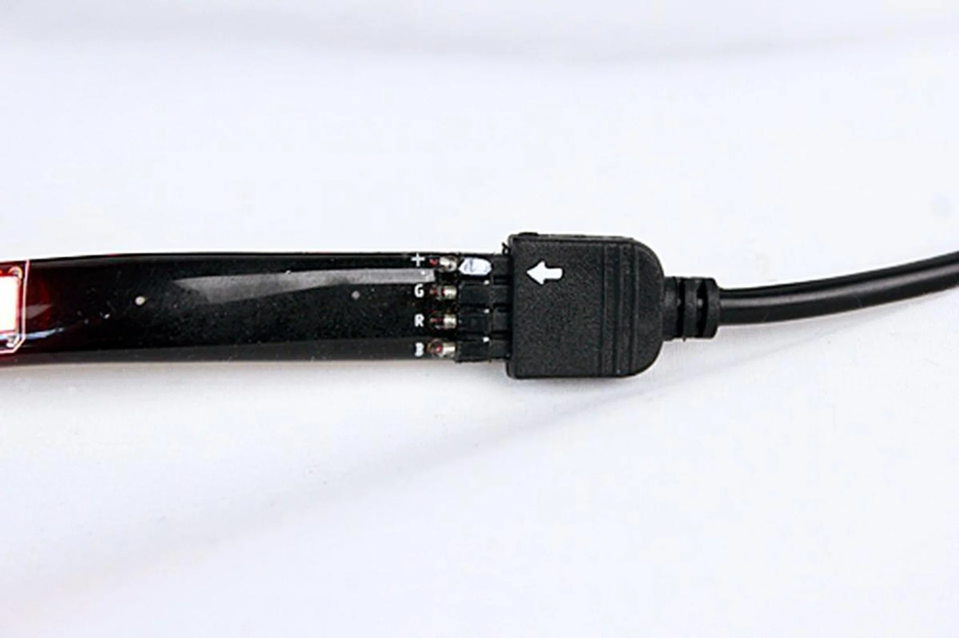 The end of the sleeved LED has clear indicators to ensure proper connection with the four-pin cable. We line up the positive pin that is indicated by the arrow on the cable, with the corresponding positive terminal of the sleeved LED strip, and the connection is made in a jiffy.