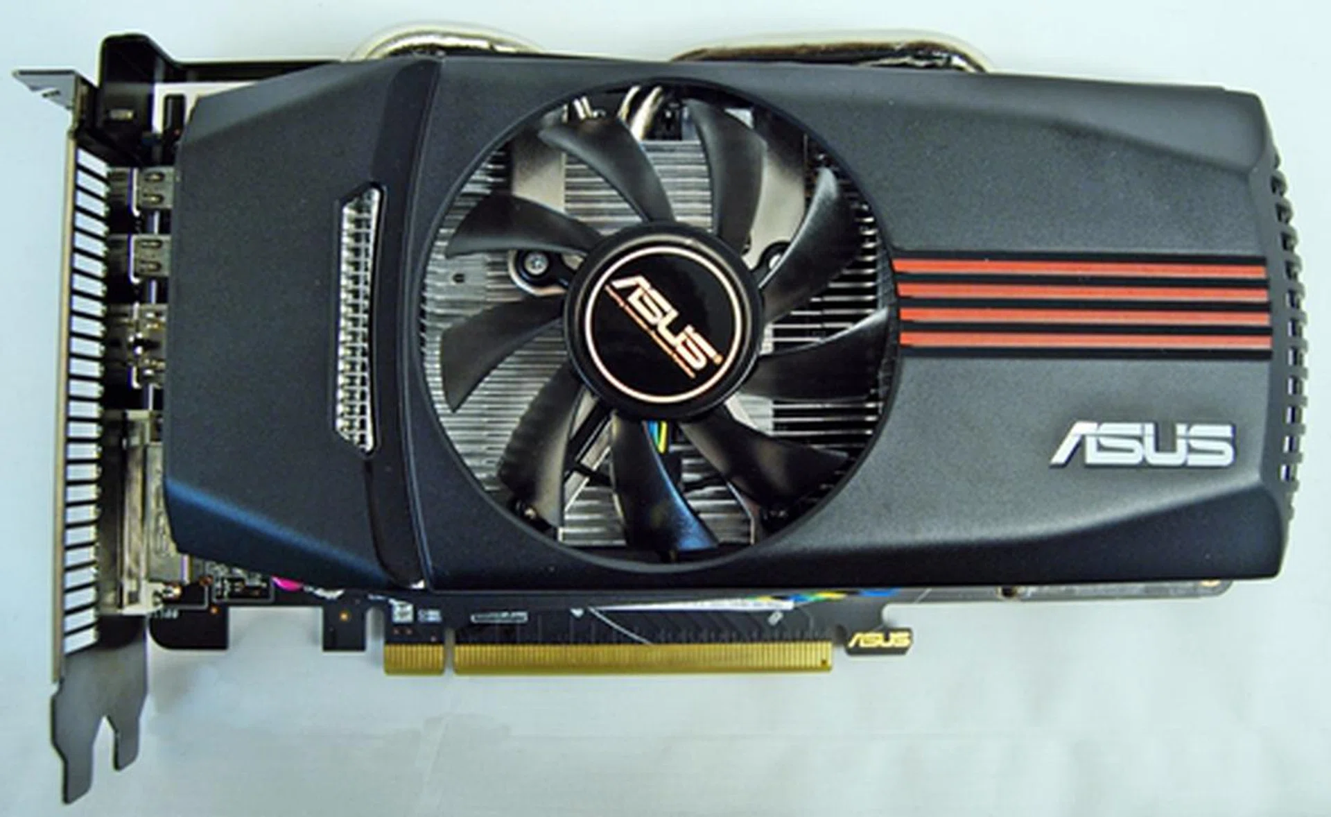 Notice how the plastic shielding of its DirectCU heatsink extends slightly beyond the PCB of the graphics card.