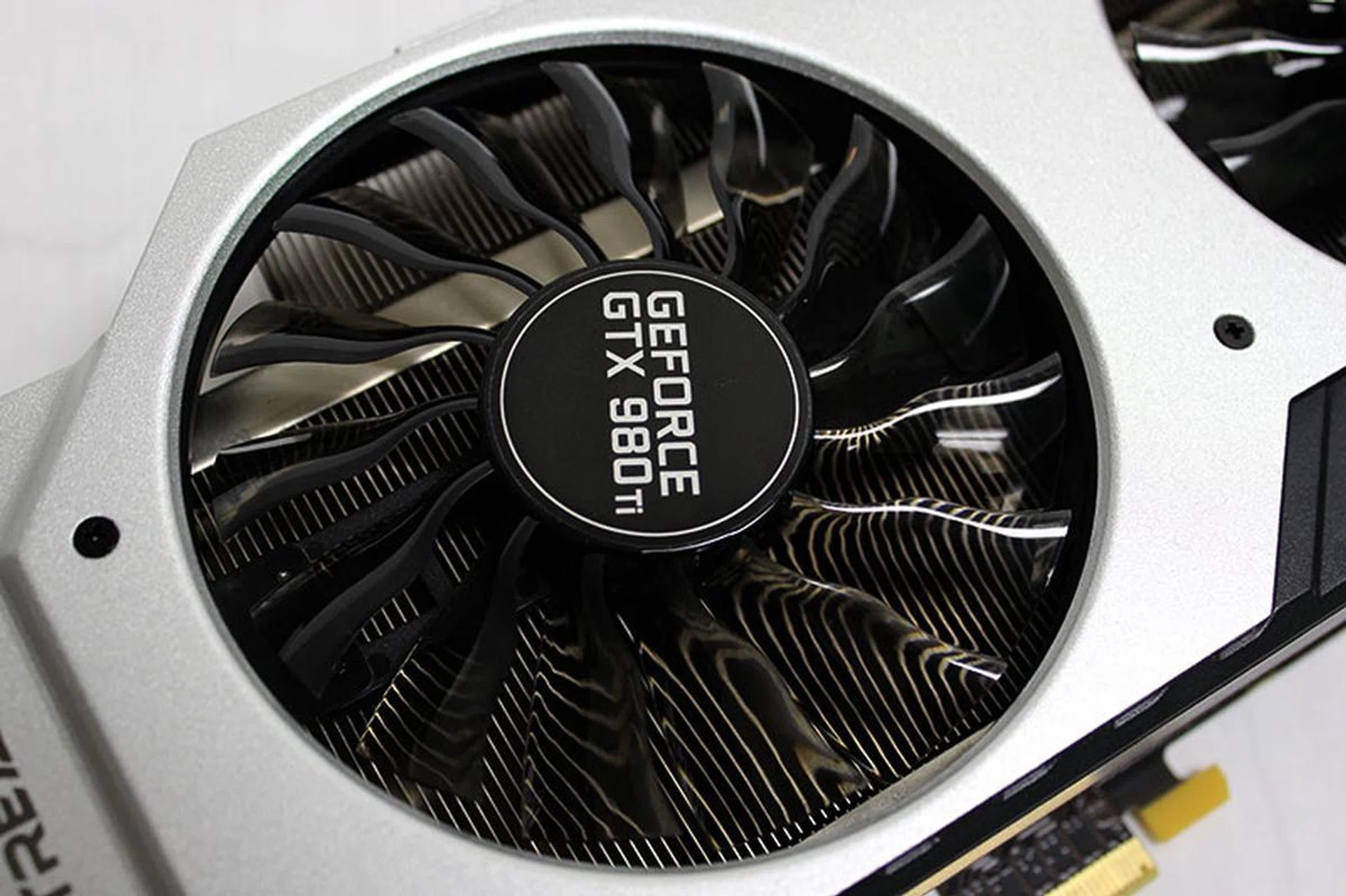 The edges of each fan blade are curved, thanks to a design Palit calls TurboFan Blade.