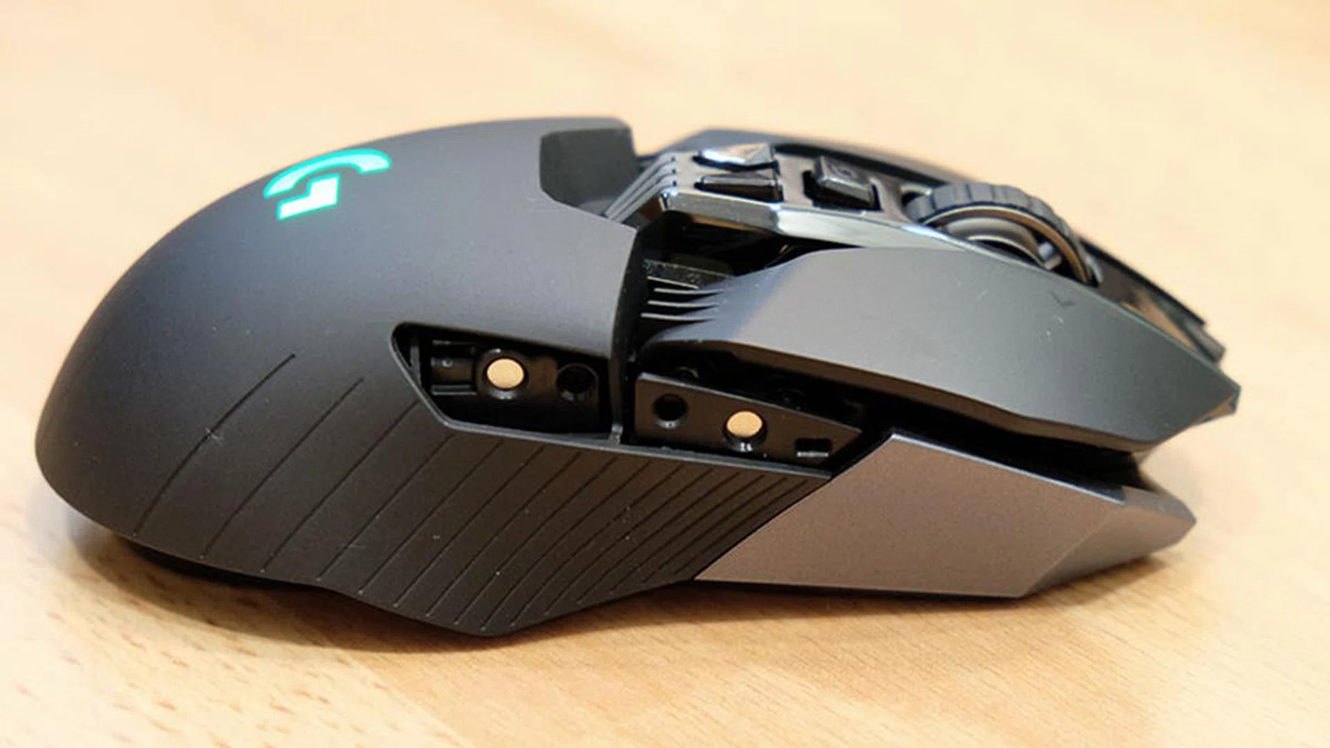 Here's a look at the right side of the mouse with the button covers removed.