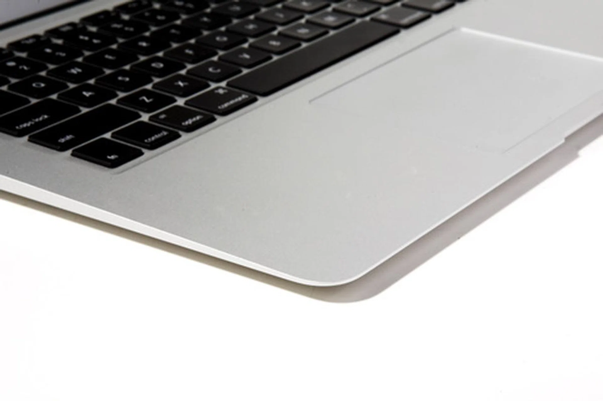 It’s a good thing the MacBook Air is as thin as it is, otherwise your wrists might start bleeding after the 10th hour of using the machine. Look at how sharp those edges are.