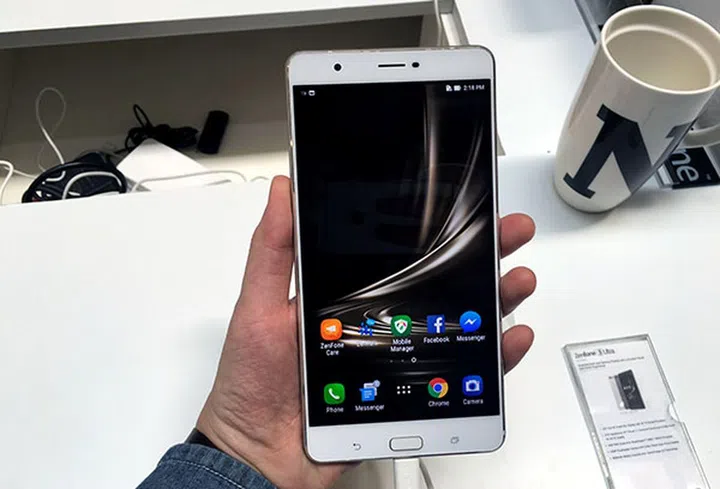 The ZenFone 3 Ultra is huge!