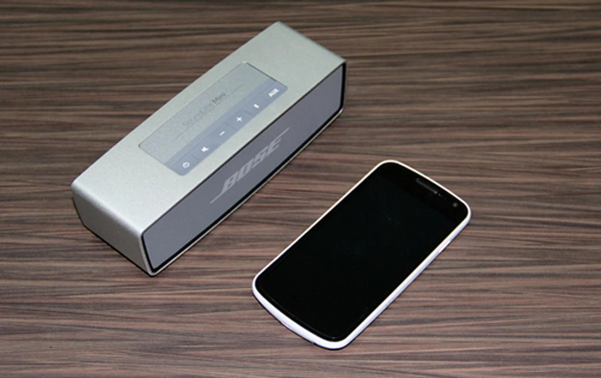 Bose's claims of the SoundLink Mini being palm-sized are not far off. You can see how small the speaker is in comparison to the Samsung Galaxy Nexus placed by its side.