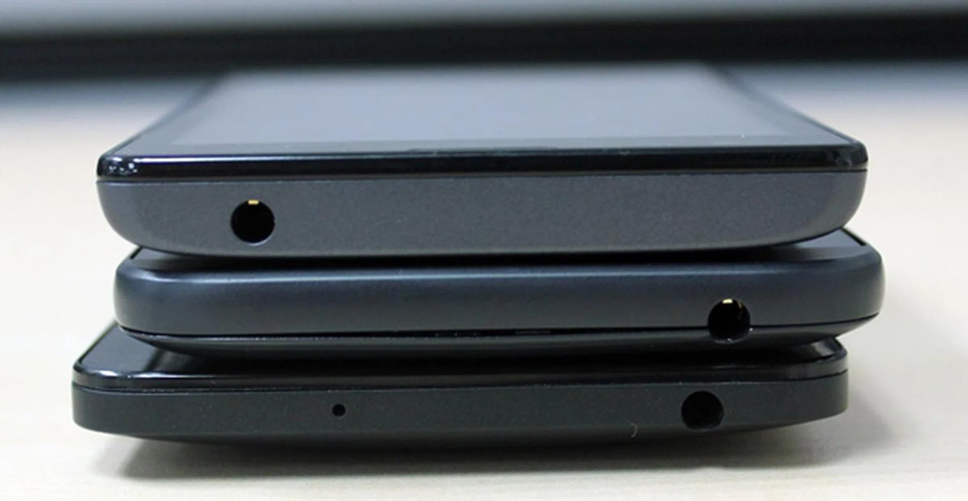 The top view of the three phones. <br> Top to bottom: Xiaomi Redmi 1S, HTC Desire 616 and ASUS ZenFone 5.