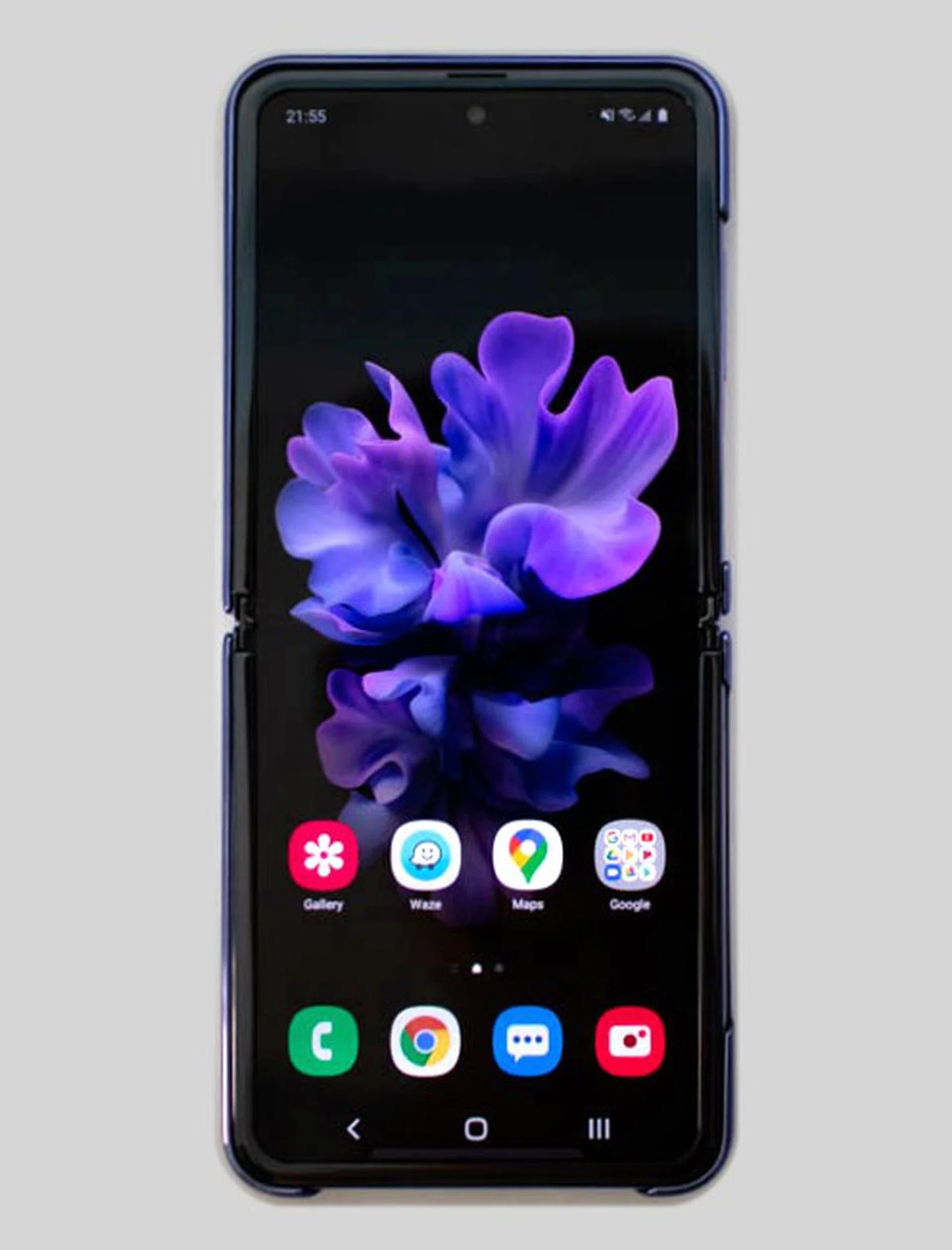 The long-ish 6.7-inch 2,636 x 1,080-pixel Dynamic AMOLED display when unfolded flat.