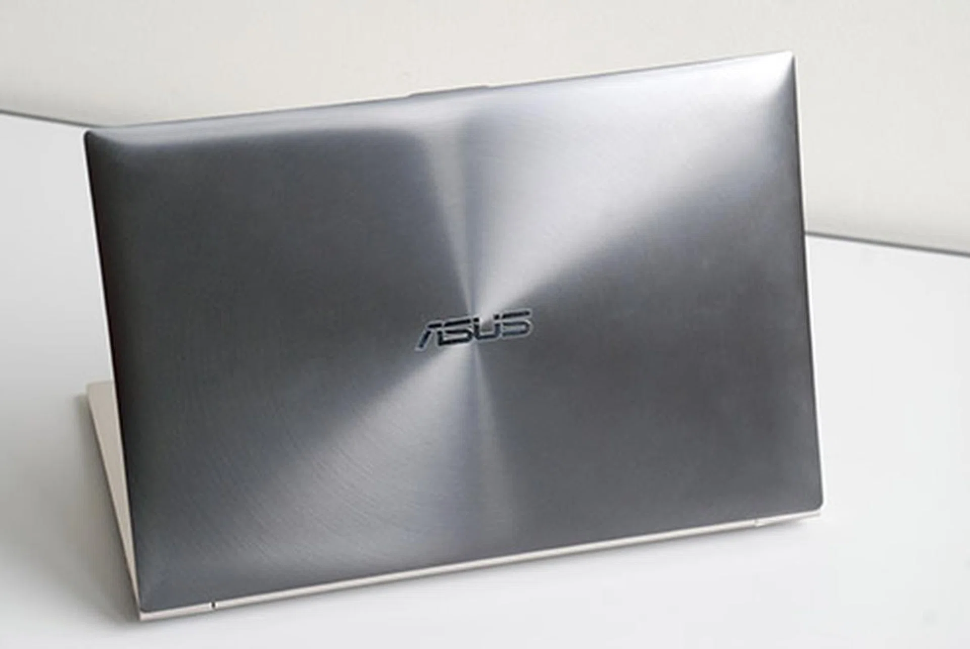 The unique aluminum finish and darker color of the Zenbook Prime's cover gives off a very nice premium distinction.