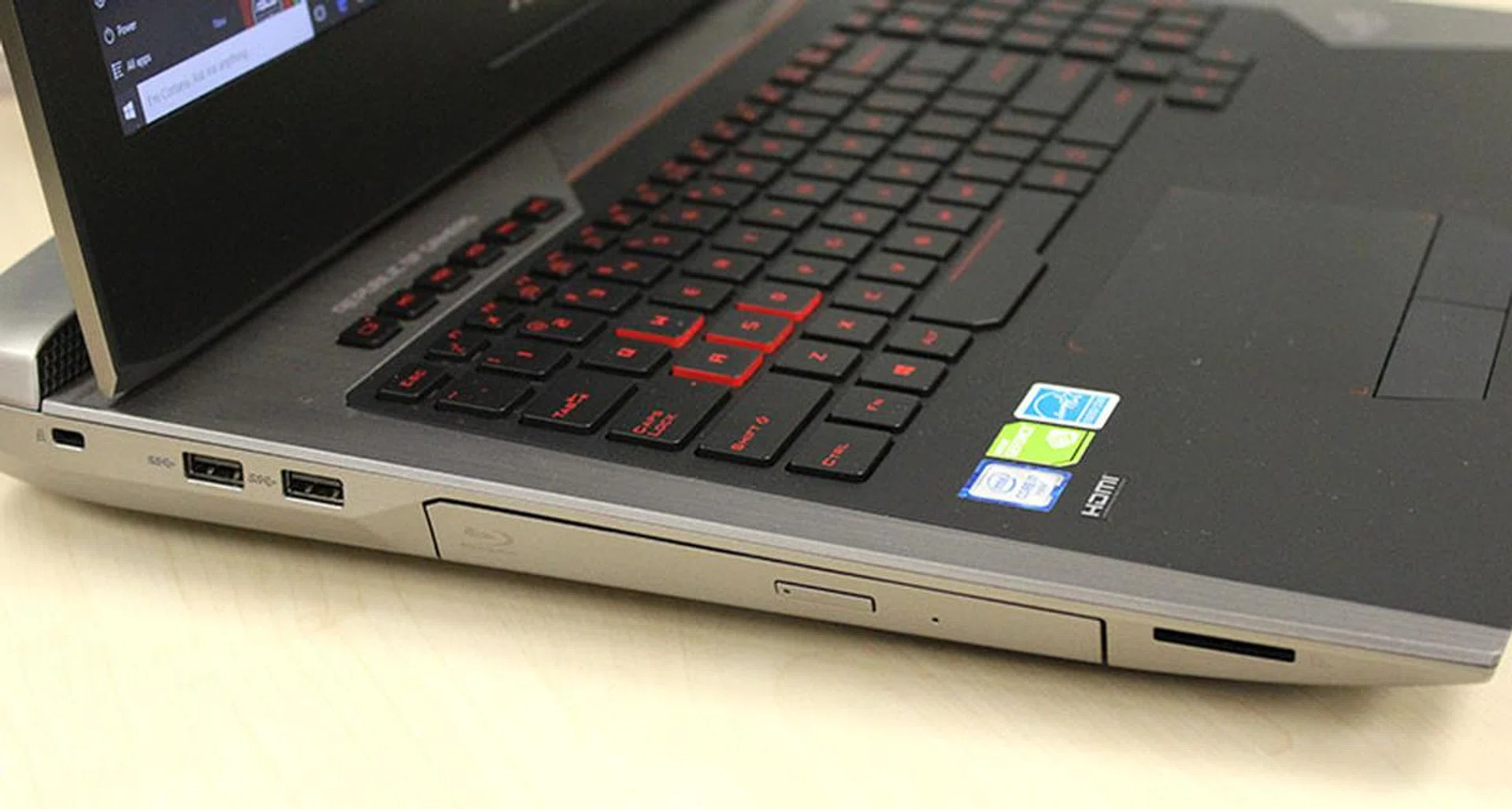 ASUS ROG G752 ports