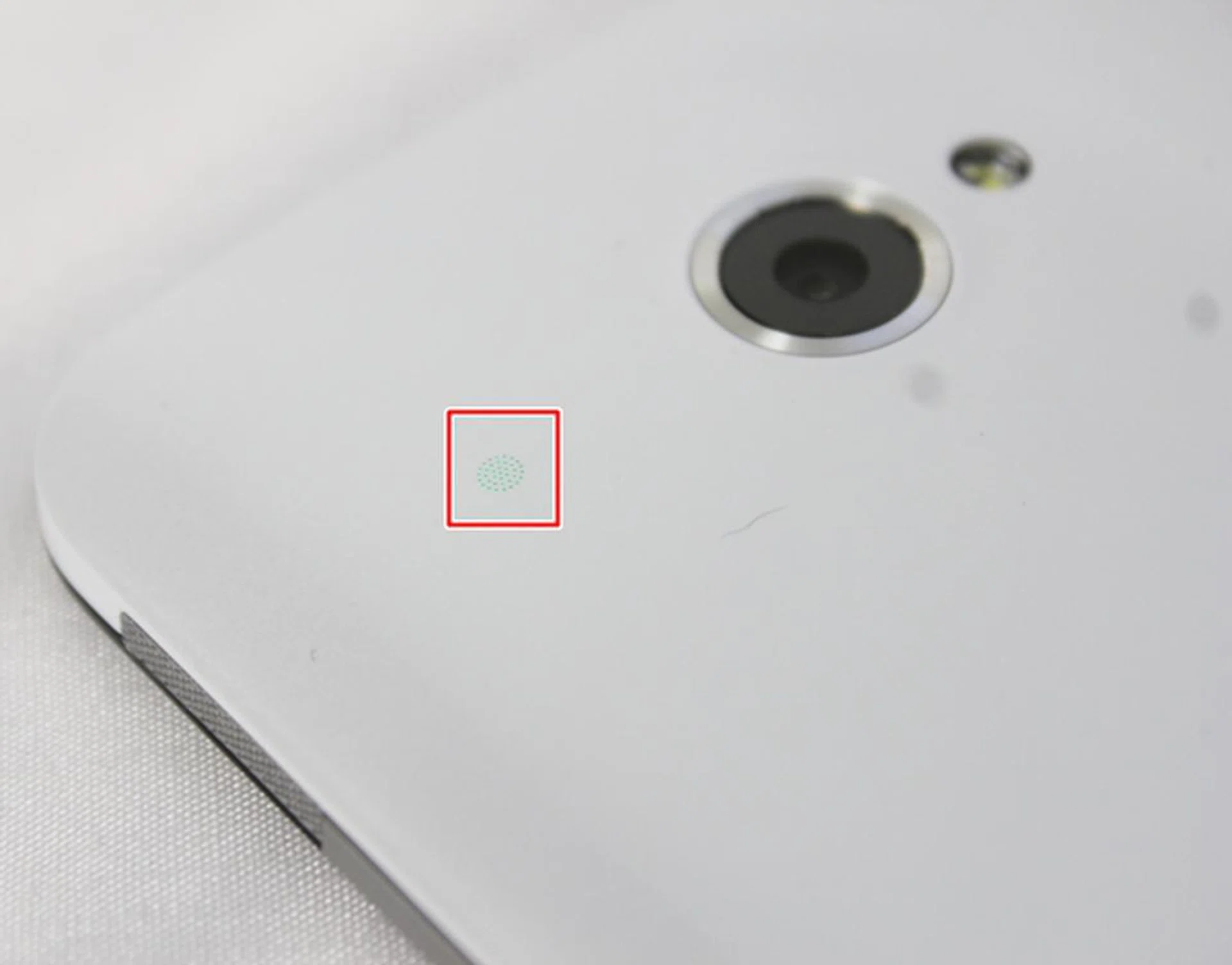 Kudos to the HTC team for adding a second notification light on the back of the Butterfly.