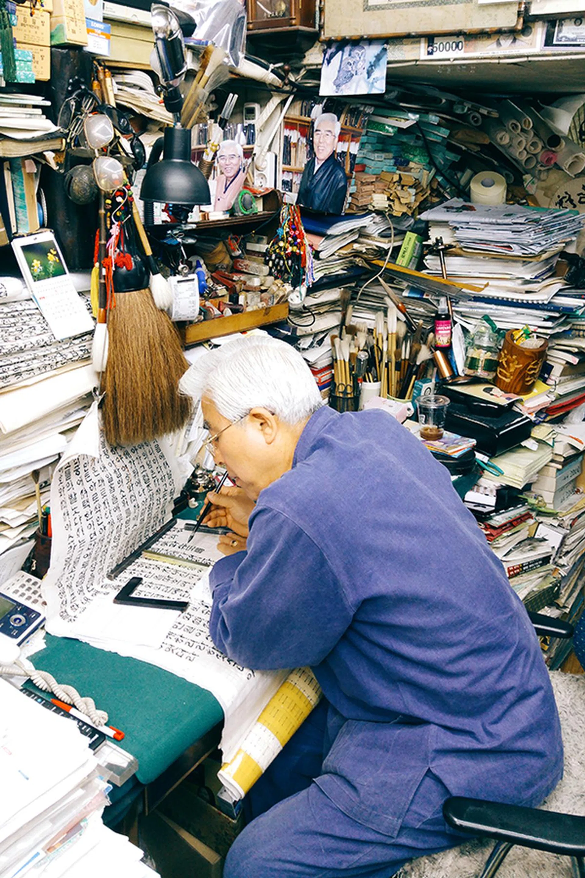 Portrait of calligrapher, 28mm at f/1.8, 1/30 sec, ISO 100.