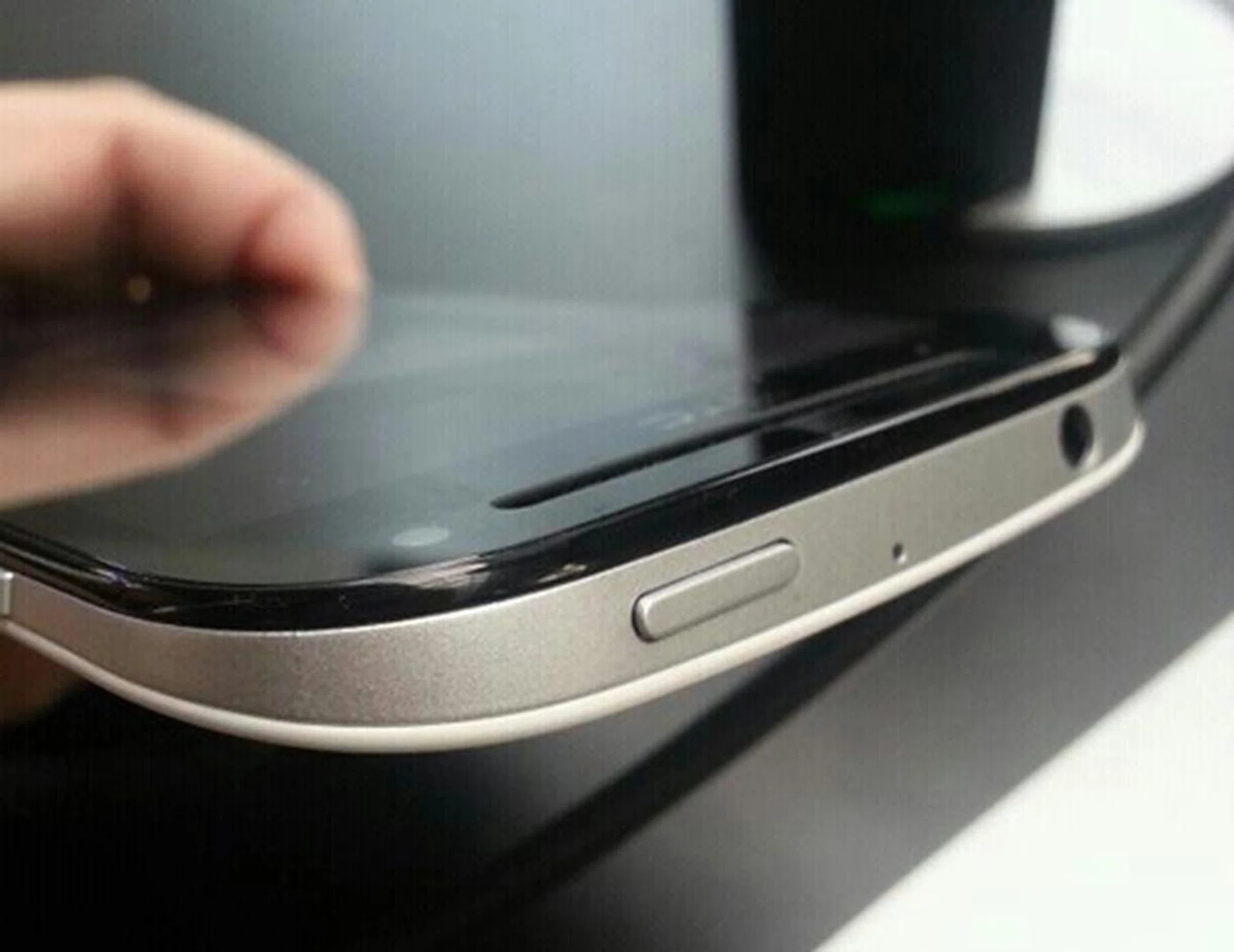 A metallic rum goes around the side profile of the mostly polycarbonate build phone to give it a premium touch.